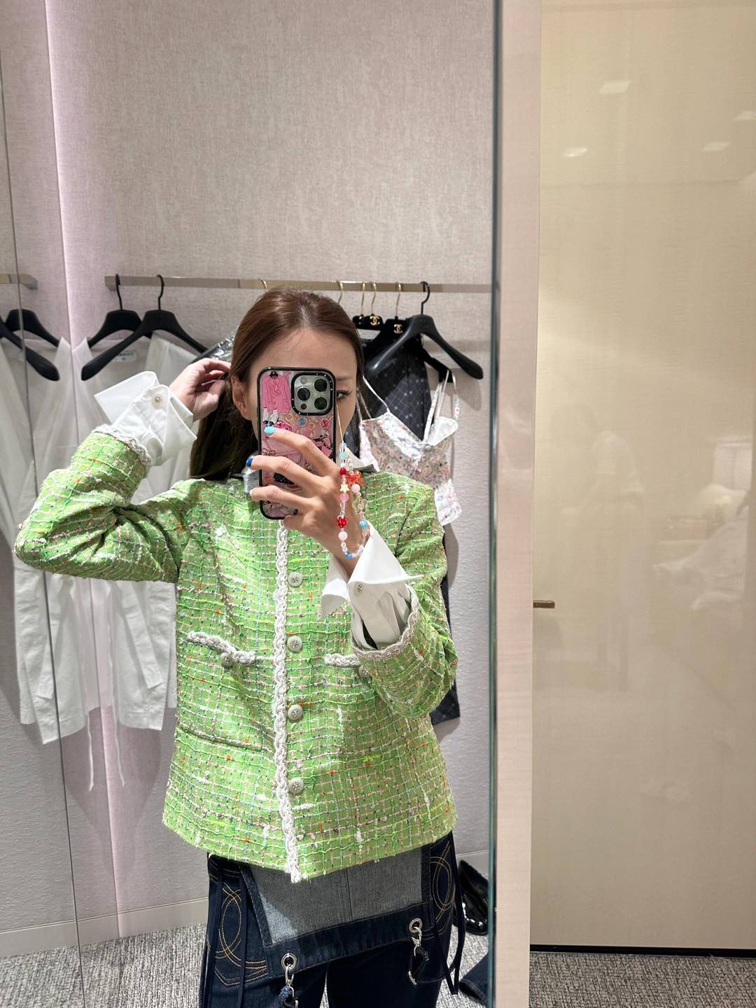 NO:297750,25C Spring and Summer New Style Removable Hat Tweed Hooded Jacket | Exclusive High-end Production!  Light-colored wool fabric creates a model of Xiangjia celebrity style. Round neckline and shoulder-length style. Paired with removable hooded shirt cuffs. Casual details neutralize the formal atmosphere. The neckline extends to the front white woven edge, echoing the upper edge of the pocket. Rhinestone camellia buttons are the finishing touch. Highlight the brand style and show luxury without losing temperament. Preparation clothing brings the texture of details to the extreme. Every move shows elegant taste. The first choice for fashionable and exquisite outfits in all seasons is available. S/M/L, chanel, chanel, jackets & coats, jackets & coats, shirts, hats, alexander wang19860909批 Chane* 25C春夏新款 可拆卸帽子粗花呢连帽夹克外套丨独家高版出品！浅色粗花毛呢面料打造香家名媛风典范 圆领正肩版型 搭配可拆卸连帽衬衫袖口 休闲感细节中和了正装气息 领口延伸至前襟白色编织捆边 与口袋上缘相呼应 水钻山茶花钮扣更是点睛之笔 凸显品牌格调 尽显奢华又不失气质 成衣将细节质感做到极致 举手投足都彰显优雅品味 四季时髦精穿搭首选 现货发售S/M/L,,chanel,chanel,jackets & coats,jackets & coats,shirts,hats,alexander wang,Women's clothing