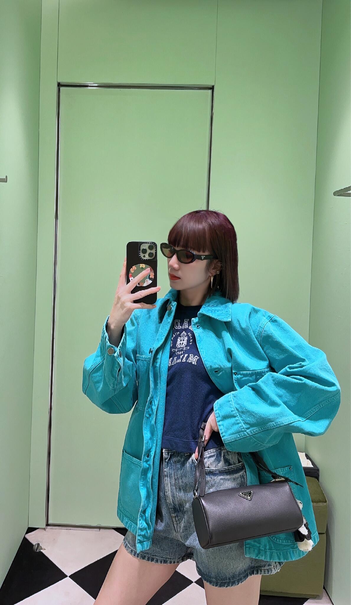 NO:297756,Batch Prad* 25Ss early spring new corduroy collar lake green denim jacket丨Exclusive high-end production!  Imported twill cotton denim material, multi-washed, crisp and stylish, corduroy spliced ​​collar design, paired with symmetrical four-pocket symmetrical decoration to add layering, iconic letter triangular leather logo embellishment on the back neck to highlight the brand tone Loose silhouette style No limit to body outfits Developed surface accessories Lapel placket buckle jacket tailoring can be buckled or open to present different styles The upper body is fashionable and fashionable, both men and women can control it In stock S/M/L,,prada, jackets & coats,alexander wang19860909批 Prad* 25Ss早春新款 灯芯绒领湖水绿牛仔外套丨独家高版出品！进口斜纹棉牛仔材质 多重水洗挺括有型 沿用灯芯绒拼接领设计 搭配对称四口袋对称装饰 增添造型层次感 后领口标志性字母三角皮标点缀 彰显品牌调性 宽松廓形版型 不限身材穿搭 面辅料开发 翻领襟扣外套剪裁 可系扣或敞开呈现不同风格 上身时髦洋气 男女均可驾驭 现货发售S/M/L,,prada,jackets & coats,alexander wang,Women's clothing