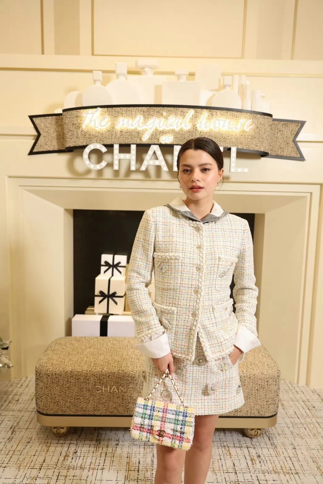 NO:297762,Jacket batch Skirt batch Chane* 25C ​​early spring series new style Color plaid small fragrance tweed removable hat jacket   skirt suit 丨Exclusive high-end production!  High-end custom tweed fabric. This hat and cuffs focus on the detached multi-wearing style, which is also a casual and formal resort style!  The upper body is so elegant and dignified!  S/M/L, Chanel, skirts, jackets & coats, hats, alexander wang19860909外套批 半裙批 Chane* 25C早春系列新款 彩色格纹小香风花呢可拆卸帽子外套 半裙套装丨独家高版出品！高级定制粗花呢编制面料 这款帽子和袖口都重点采用了拆卸式的多穿风格 亦休闲正式的度假风格 ！上身好优雅端庄！ 现货发售S/M/L,,chanel,skirts,jackets & coats,hats,alexander wang,Women's clothing