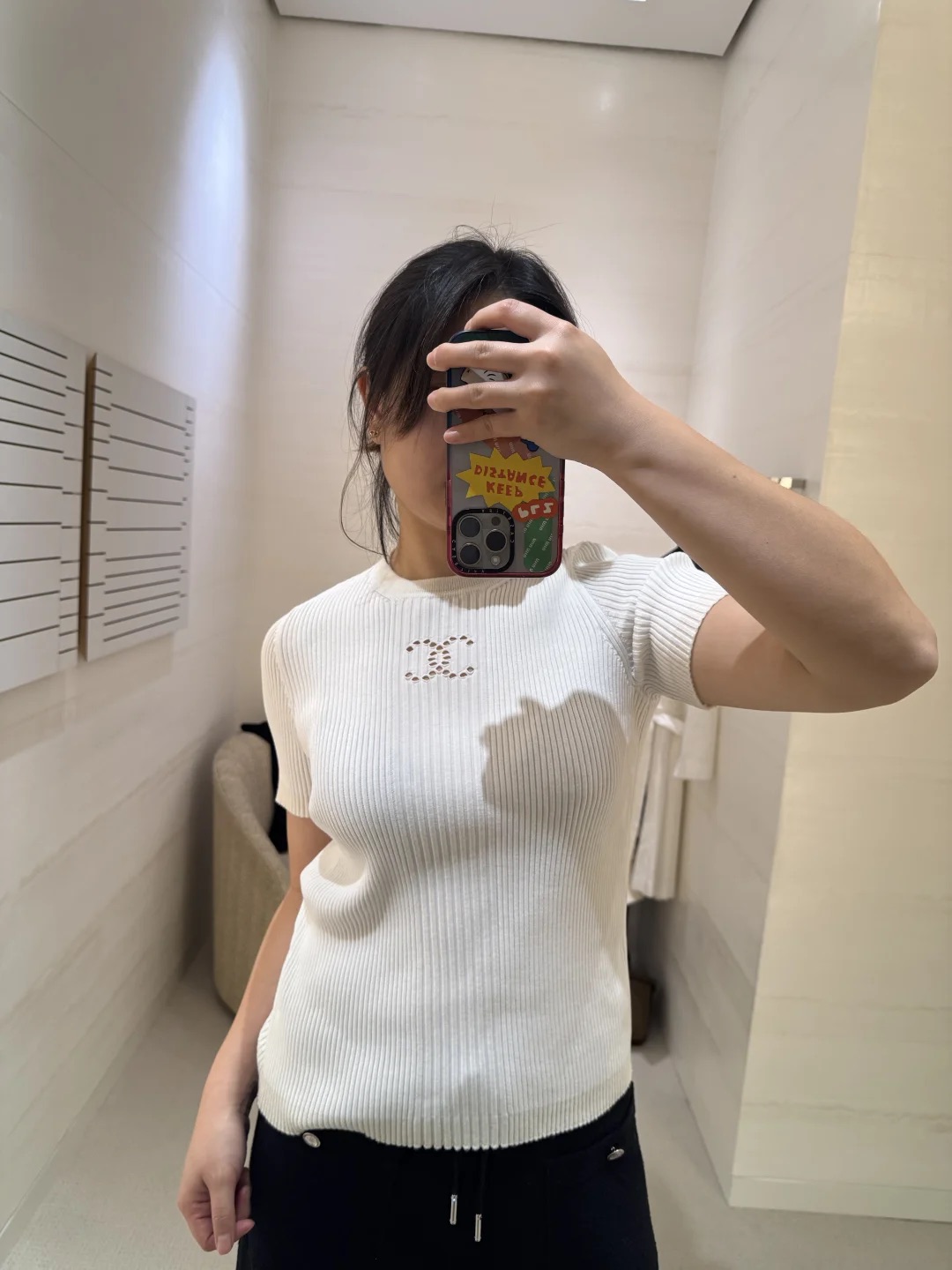 NO:297770,Category Chane* 25c early spring new CC hollow contrast knitted short-sleeved top | Exclusive yb development!  High-end production!  Elastic slim fit and soft and skin-friendly. The small pit strips on both sides are spliced ​​together in the middle, and the same yarn color creates a visual effect of different colors. The collar cuffs are contrasting, and the double C hollow design on the chest is refreshing, fashionable and energetic, and it is suitable for single wear and base. S/M/L is available in stock, chanel, T-shirt, alexander wang19860909批 Chane* 25c早春新款 CC镂空撞色针织短袖上衣丨独家yb开发！高版出品！弹力修身柔软亲肤.两边小坑条中间大坑条拼接,一样的纱线颜色营造出不同色彩视觉效果.领口袖口撞色处理,胸前双C镂空设计清爽时尚活力十足,单穿打底都适合.现货发售S/M/L,,chanel,T-shirt,alexander wang,Women's clothing