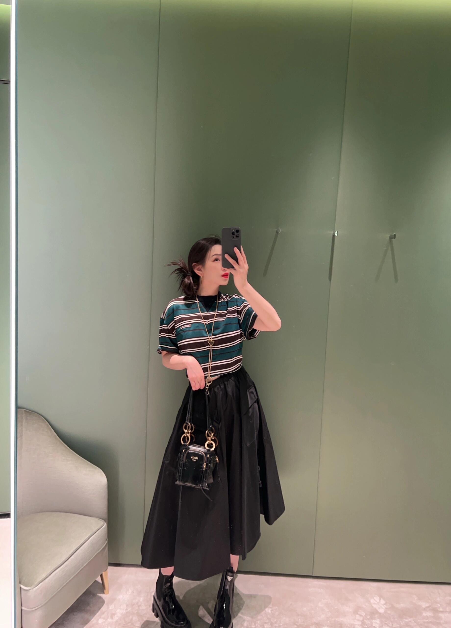 NO:297729,Batch Prad* 25Ss Early Spring New Style Neutral Striped Silhouette Short-sleeved T-shirt | Exclusive high-end production!  Thread color-blocking round neck green brown stripes contrasting color casual handsome and fashionable!  The letter label logo is low-key and luxurious, and the classic loose style is versatile and not picky about the beauty of others!  The quality of workmanship depends on the details!  Same style for men and women, S/M/L, prada, T-shirt,tees, t-shirt,alexander wang19860909批 Prad* 25Ss早春新款 中性风条纹廓形短袖T恤丨独家高版出品！螺纹拼色圆领绿棕条纹撞色休闲帅气又时髦！字母标签logo低调奢华,经典宽松版型百搭不挑人上身美的不要不要的！做工品质看细节！ 男女同款 现货发售S/M/L,,prada,T-shirt,tees，t-shirt,alexander wang,Women's clothing