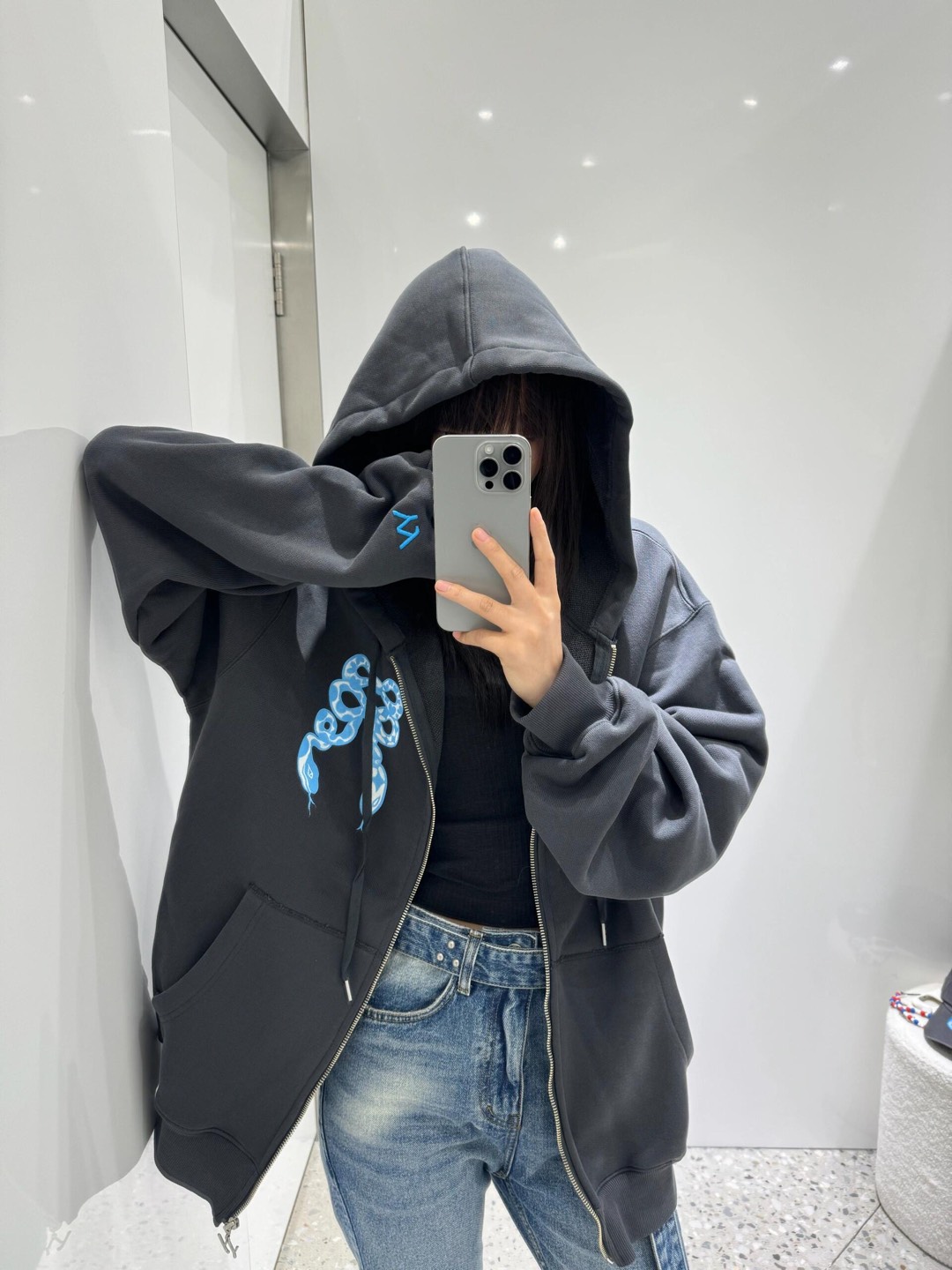 NO:297739,Batch open yy 25Ss Snake Year Limited Early Spring New Blue Snake Bow Letter Print Hooded Jacket | Exclusive high-end production!  It uses all-cotton fabric, comfortable and breathable upper body, loose style, slim and versatile upper body, casually matched with jeans and shorts, the upper body is simple and elegant, whether you are going out or commuting to work, it is super stylish~ simple but not without fashion~ skin-friendly pure cotton, soft touch, fashion essential~ S/M/L, shorts, jeans, jackets & coats, hats, alexander wang19860909批 open yy 25Ss蛇年限定早春新款 蓝色小蛇蝴蝶结字母印花连帽外套丨独家高版出品！ 采用全棉面料,上身舒适透气,宽松版型,上身显瘦百搭,随意搭配牛仔裤短裤,上身简约大气,无论是日常出门还是上班通勤都可以,随意搭配都超有范~简约但不失时尚感~亲肤纯棉 触感柔软 时髦精必备～现货发售S/M/L,,shorts,jeans,jackets & coats,hats,alexander wang,Women's clothing