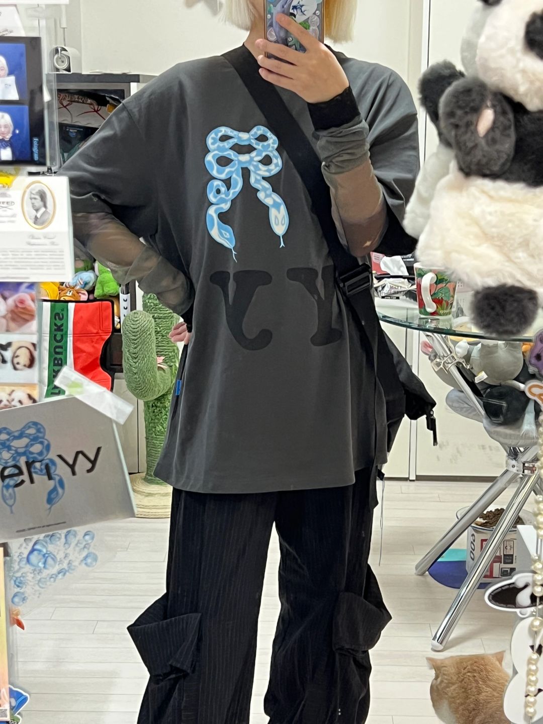 NO:297745,Batch open yy 25Ss early spring new style This season's Snake New Year's limited contrasting color printed T-shirt | Exclusive high-end production!  The clever combination of the contrasting blue snake and bow is dotted with the cliché of other zodiac designs, and it also gives it a lively and lively charm. The blue snake is clever and playful, combined with the brand logo on the chest, and is casual and versatile. It can be worn in the autumn, winter and spring seasons, and it is not monotonous in single wear in summer. Aila Aila is available for sale in S/M/L, tees, t-shirt, alexander wang19860909批 open yy 25Ss早春新款 本季蛇年新春限定撞色印花t恤丨独家高版出品！点缀着撞色小蓝蛇与蝴蝶结的巧妙搭配此款设计既没有落入以往其他生肖设计的俗套,又赋予了灵动与活泼的韵味.小蓝蛇灵巧俏皮,和品牌logo结合于胸前,休闲百搭.秋冬春三季可内搭,夏季单穿也不单调,爱啦爱啦现货发售S/M/L,,tees，t-shirt,alexander wang,Women's clothing