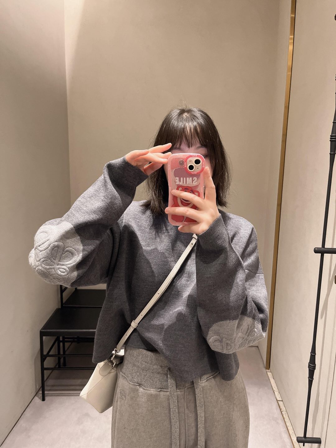 NO:298341,Loew* 25Ss early spring new style Grey gray patch short sweater | Exclusive yb development!  High-end production!  Yang Mi's new autumn and winter products are the same short sweater as the Gray series!  New anagram patch sweater, high-end and durable dark gray short loose style, shoulder-falling design, natural curves on the hem, the most eye-catching item on the whole body, elbow patches are decorated with 3DLogo pads, brand logo trendy and fashionable, high-end gray paired with playful short style, reducing age and making you look tall and thin without losing your personality. S/M/L, loewe, sweaters, alexander wang19860909批 Loew* 25Ss早春新款 格雷系灰色贴片短款毛衣丨独家yb开发！高版出品！杨幂同款秋冬新品格雷系穿搭短款毛衣！新品anagram 贴片毛衣,高级又耐看的深灰色短款宽松版型,落肩设计,下摆自然弧线,全身最吸睛的单品,肘部贴片饰有3DLogo 衬垫,品牌logo潮流时尚,高级灰搭配俏皮短款,减龄显高瘦又不失个性现货发售S/M/L,,loewe,sweaters,alexander wang,Women's clothing