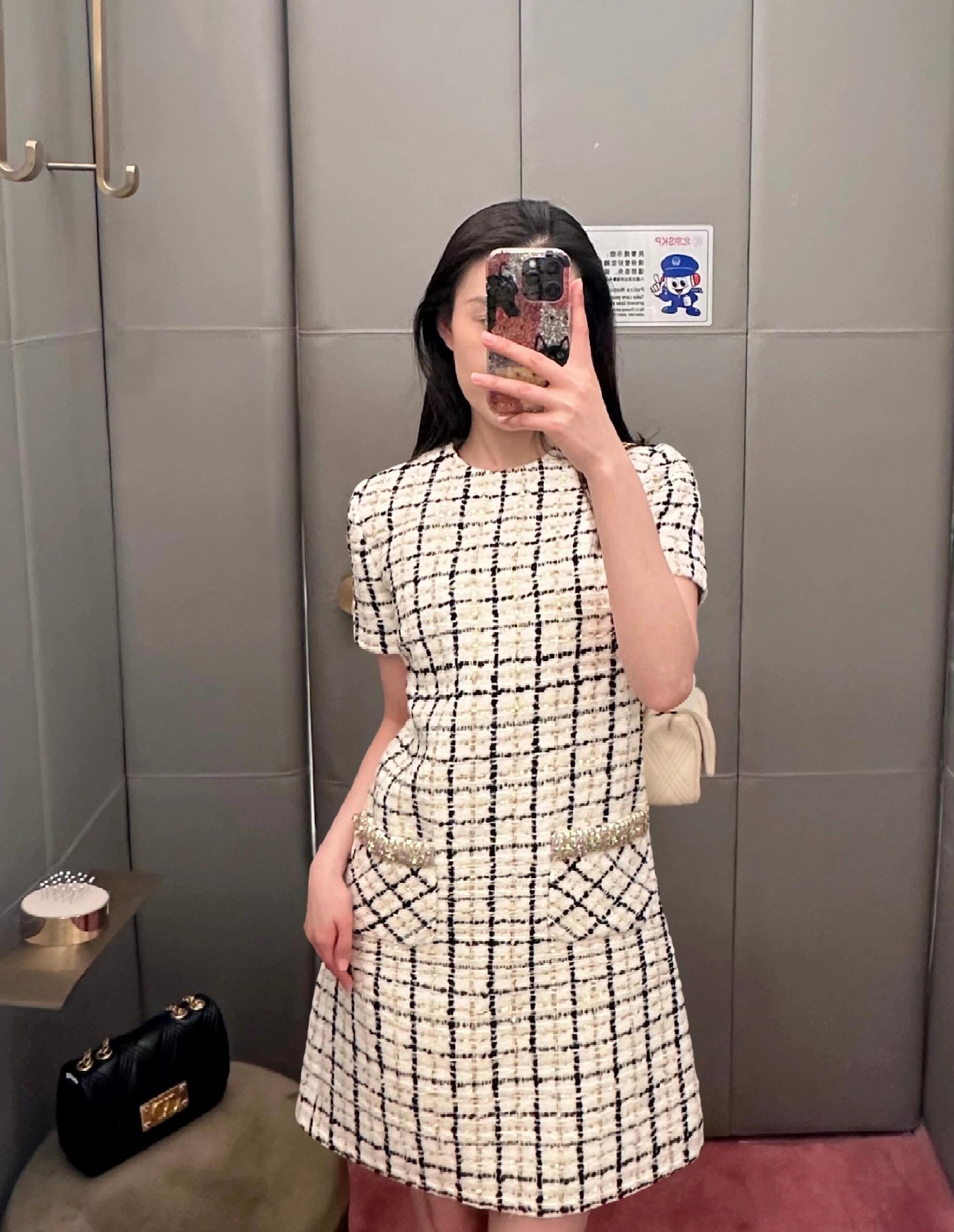 NO:298928,Batch Valentin* 25Ss early spring new style plaid diamond-studded short-sleeved dress | Exclusive high-end production!  The large body is based on a large area of ​​black and white plaid. The visual tone is calm and low-key. The interspersed sequins are embellished. The overall shape is very expensive. The upper edge of the pocket uses a variety of handmade beads to highlight details. The rich visual highlights successfully break the dullness. Create the brand's exclusive temperament and celebrity style. Daily outfits are fashionable. Premium and fashionable. On-site sale. S/M/L, valentino, skirts, T-shirt, alexander wang.19860909批 Valentin* 25Ss早春新款 格纹镶钻短袖连衣裙丨独家高版出品！大身以大面积黑白格纹为基础 视觉基调沉稳低调 穿插亮片点缀 整体造型贵气十足 口袋上缘以多色多款手工珠片着重突出细节 丰富视觉亮点成功打破沉闷感 打造品牌专属气质名媛风格 日常穿搭洋气单品 高级且时髦 现货发售 S/M/L,,valentino,skirts,T-shirt,alexander wang,Women's clothing