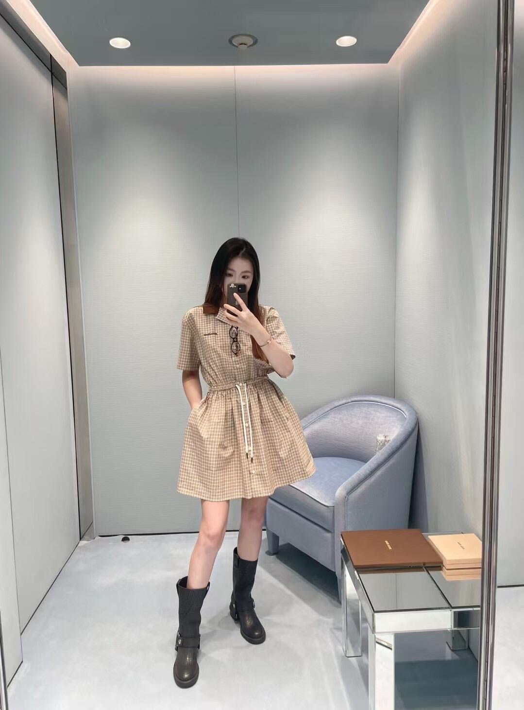 NO:313458,Miumi*24FW early autumn new style Maillard color plaid dress | Exclusive yb development!  High-end production!  This checked shirt dress combines a retro style with a waist drawstring waist design. It can be adjusted according to the waist circumference to make you look slim and fat, and you can close your eyes. The contrasting lapel design is reinterpreted with a modern design. It is decorated with a knitted logo to add brand recognition. It can be matched with calf socks   small leather shoes!  S/M/L, miumiu, skirts, shirts, alexander wang19860909批Miumi*24FW早秋新款 美拉德色系格子连衣裙丨独家yb开发！高版出品！这款格纹衬衫裙融合复古格调 腰间抽绳收腰设计 可根据腰围调节显瘦微胖也闭眼入 翻领撞色设计以现代设计重新演绎 饰以针织徽标 增添品牌辨识 可搭配小腿袜 小皮鞋！现货发售S/M/L,,miumiu,skirts,shirts,alexander wang,Women's clothing