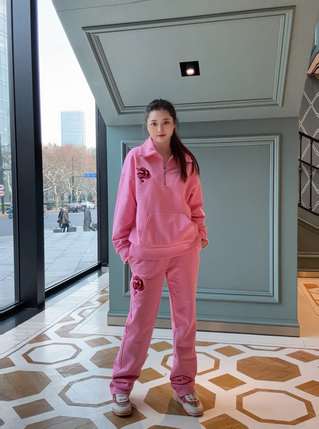 NO:307586,Sweatshirt batch, pants batch, Gucc* 25Ss early spring new style, lapel zipper sweatshirt   trouser suit丨Exclusive high-end production!  The neckline is half-open zippered, adjustable at will, embroidered sequins on the chest, cleverly incorporate the brand letter logo and snake pattern, low-key highlighting the brand's personality charm, while highlighting the atmosphere of the Year of the Snake. Paired with suits and trousers, elastic trousers modify the abdominal lines, logo echoes, comfortable and fashionable outfits, daily travel or leisure and entertainment, easy to control, all must-have versatile suits for all seasons, can also be purchased separately, S/M/L, gucci, hoodie, sweatshirts, alexander wang19860909卫衣批 裤子批 Gucc* 25Ss早春新款 翻领拉链卫衣 长裤套装丨独家高版出品！领口半开襟拉链处理 随意调节 胸前点缀刺绣亮片 巧妙融入品牌字母标识和蛇形图案 低调彰显了品牌个性魅力 同时突出蛇年生肖氛围 搭配套装长裤 弹力裤头修饰腹部线条 徽标呼应 穿搭舒适时尚 成套穿搭日常出行还是休闲娱乐 都能轻松驾驭 四季必备百搭套装 也可分开购入搭配 现货发售S/M/L,,gucci,hoodie,sweatshirts,alexander wang,Women's clothing