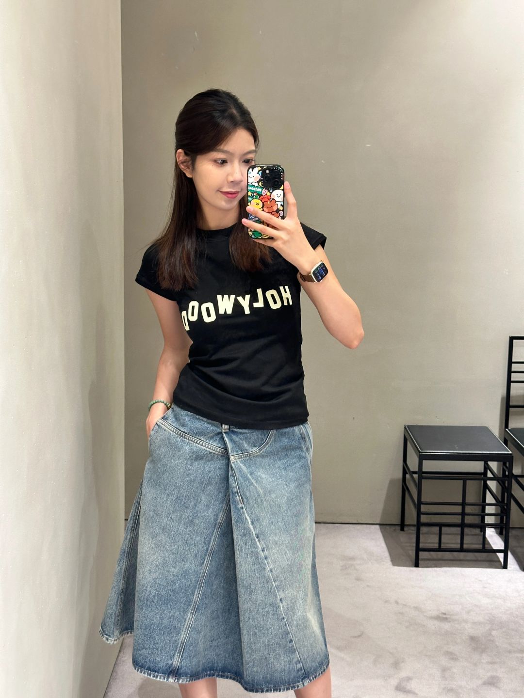 NO:312275,Loew* 25Ss early spring new style letter printing embroidered front shoulder short-sleeved T-shirt | Exclusive yb development!  High-end production!  Imported cotton material, skin-friendly and breathable, comfortable up~ The chest is decorated with Holywood letter prints, adding youthful and playful feel. The brand’s iconic logo embroidery on the back is slim fit, and it looks slim on the upper body, and a must-have fashionable outfit for date and leisure!  S/M/L, loewe, T-shirt,tees, t-shirt,alexander wang19860909批Loew* 25Ss早春新款 字母印花刺绣正肩短袖T恤丨独家yb开发！高版出品！进口全棉材质,亲肤透气,舒适up~胸前饰有Holywood字母印花,增添青春俏皮感 背面品牌标志性logo刺绣 修身版型,上身显瘦,约会休闲必备时尚穿搭！现货发售S/M/L,,loewe,T-shirt,tees，t-shirt,alexander wang,Women's clothing