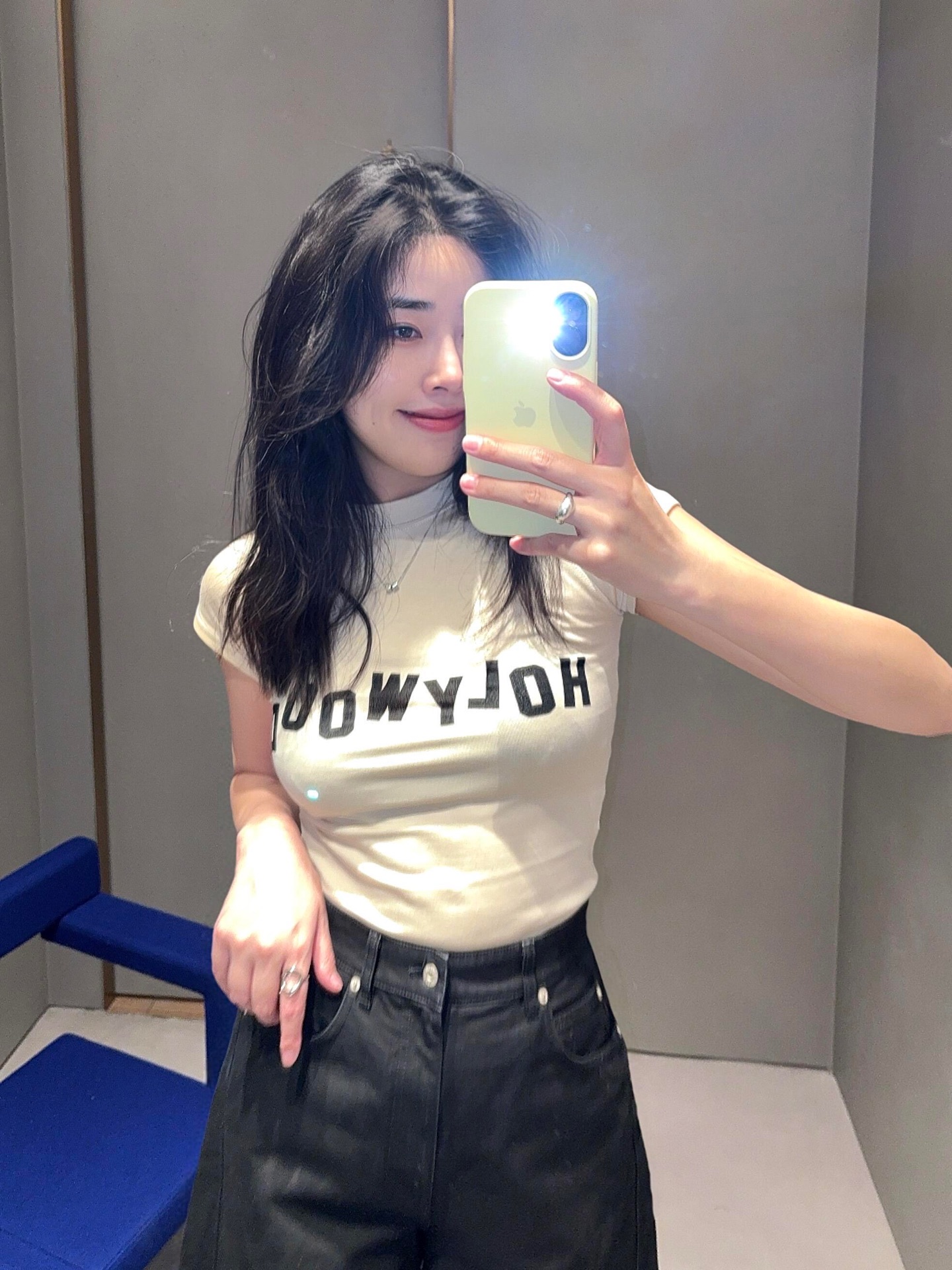 NO:312281,Loew* 25Ss early spring new style letter printing embroidered front shoulder short-sleeved T-shirt | Exclusive yb development!  High-end production!  Imported cotton material, skin-friendly and breathable, comfortable up~ The chest is decorated with Holywood letter prints, adding youthful and playful feel. The brand’s iconic logo embroidery on the back is slim fit, and it looks slim on the upper body, and a must-have fashionable outfit for date and leisure!  S/M/L, loewe, T-shirt,tees, t-shirt,alexander wang19860909批 Loew* 25Ss早春新款 字母印花刺绣正肩短袖T恤丨独家yb开发！高版出品！进口全棉材质,亲肤透气,舒适up~胸前饰有Holywood字母印花,增添青春俏皮感 背面品牌标志性logo刺绣 修身版型,上身显瘦,约会休闲必备时尚穿搭！现货发售S/M/L,,loewe,T-shirt,tees，t-shirt,alexander wang,Women's clothing