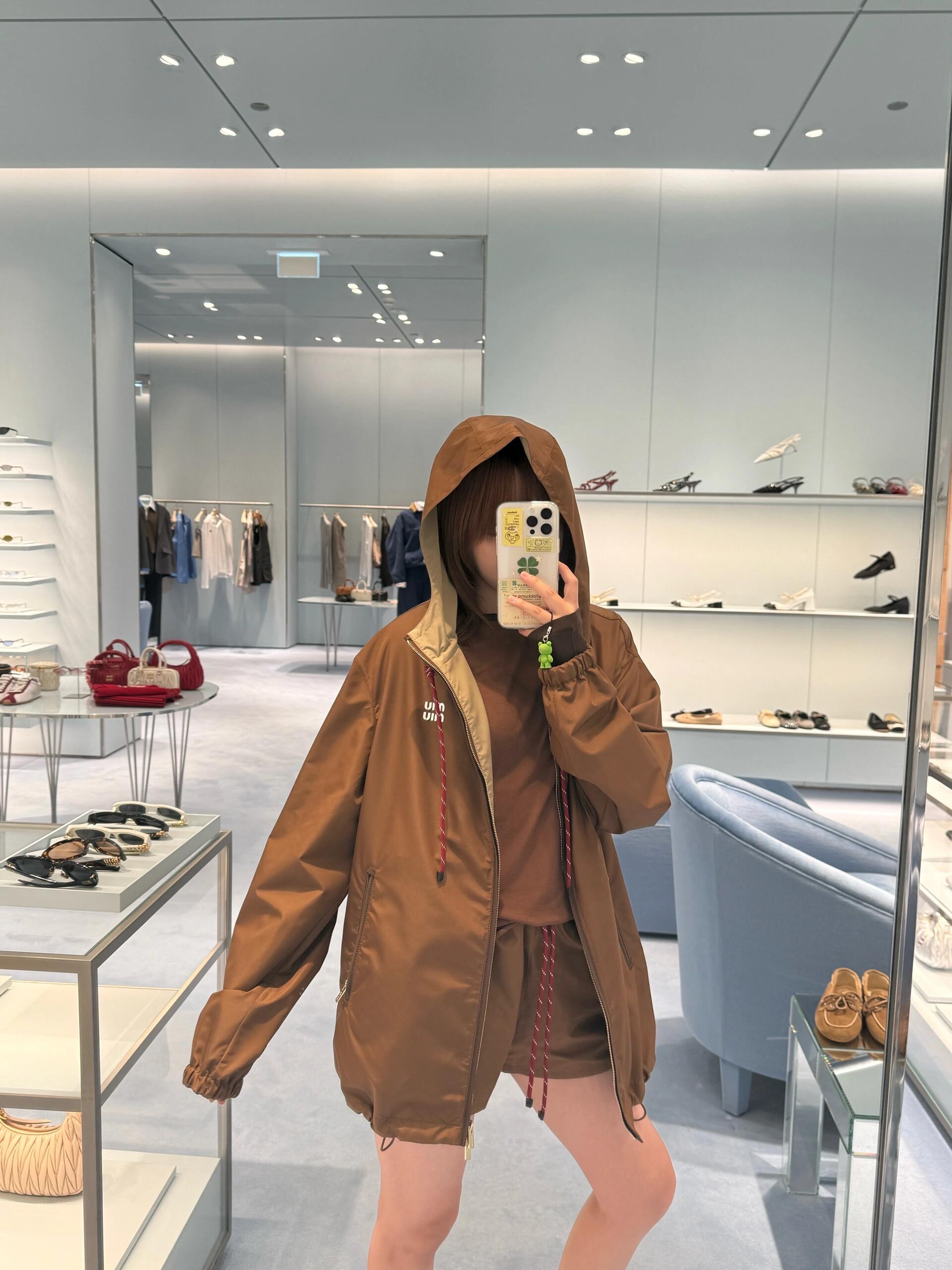 NO:313455,Shorts batch Jacket batch Miumi* 25Ss early spring new style Thin tech fabric sunscreen drawstring hooded jacket   drawstring shorts set | Exclusive yb development!  High-end production!  The texture is crisp and stylish, the upper body is comfortable and breathable, the three-dimensional letter decoration is decorated with the following siding, the pocket leather edge contrast color, the drawstring adjustment echoes, the hooded design, the latest series, high-profile and fashionable, the complete set is fashionable and age-reducing, the spot sale S/M/L,,miumiu, shorts, jackets & coats,hats,alexander wang19860909短裤批 外套批 Miumi* 25Ss早春新款 薄款科技面料防晒抽绳连帽外套 抽绳短裤套装丨独家yb开发！高版出品！质感挺括有型 上身舒适透气 饰以下摆立体字母装饰 口袋皮革包边撞色 抽绳调节呼应 连帽设计 最新系列 高调时髦 成套出街洋气减龄 现货发售S/M/L,,miumiu,shorts,jackets & coats,hats,alexander wang,Women's clothing