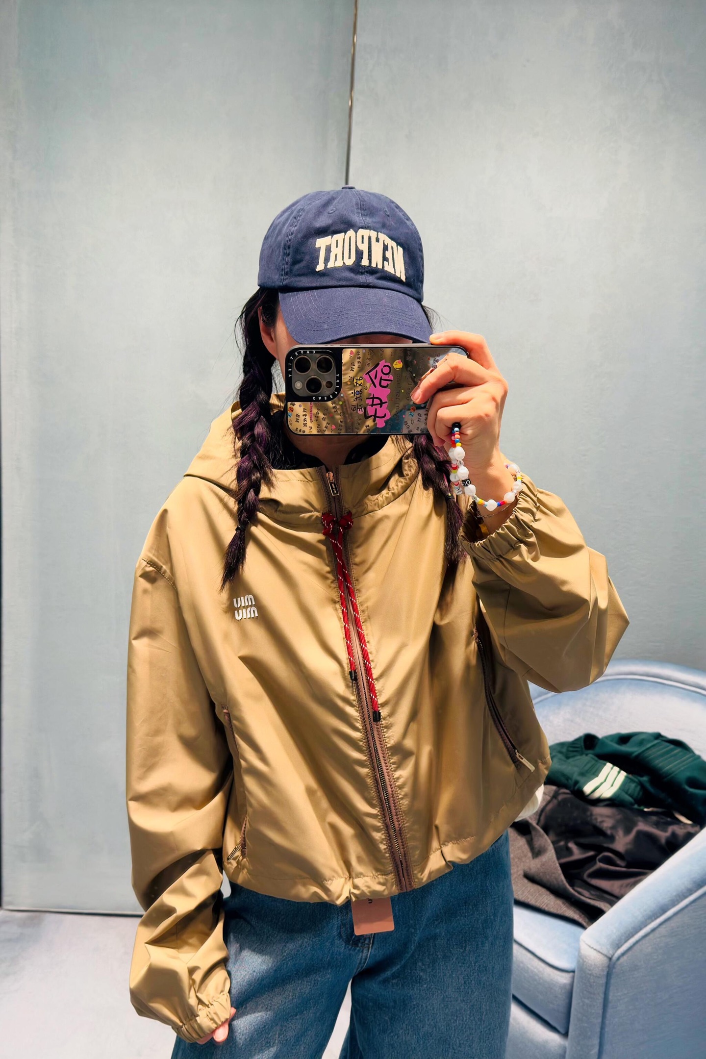 NO:313457,Batch Miumi* 25Ss early spring new style khaki thin tech fabric sunscreen hooded jacket | Exclusive yb development!  High-end production!  The texture is crisp and stylish, the upper body is comfortable and breathable, the three-dimensional letter decoration is decorated with the following slanted leather edge contrast color, drawstring adjustment echoes, hooded design, the latest series, high-profile and fashionable, on-site S/M/L,,miumiu, jackets & coats,hats,alexander wang19860909批 Miumi* 25Ss早春新款 卡其色薄款科技面料防晒连帽外套丨独家yb开发！高版出品！质感挺括有型 上身舒适透气 饰以下摆立体字母装饰 口袋皮革包边撞色 抽绳调节呼应 连帽设计 最新系列 高调时髦 现货发售S/M/L,,miumiu,jackets & coats,hats,alexander wang,Women's clothing