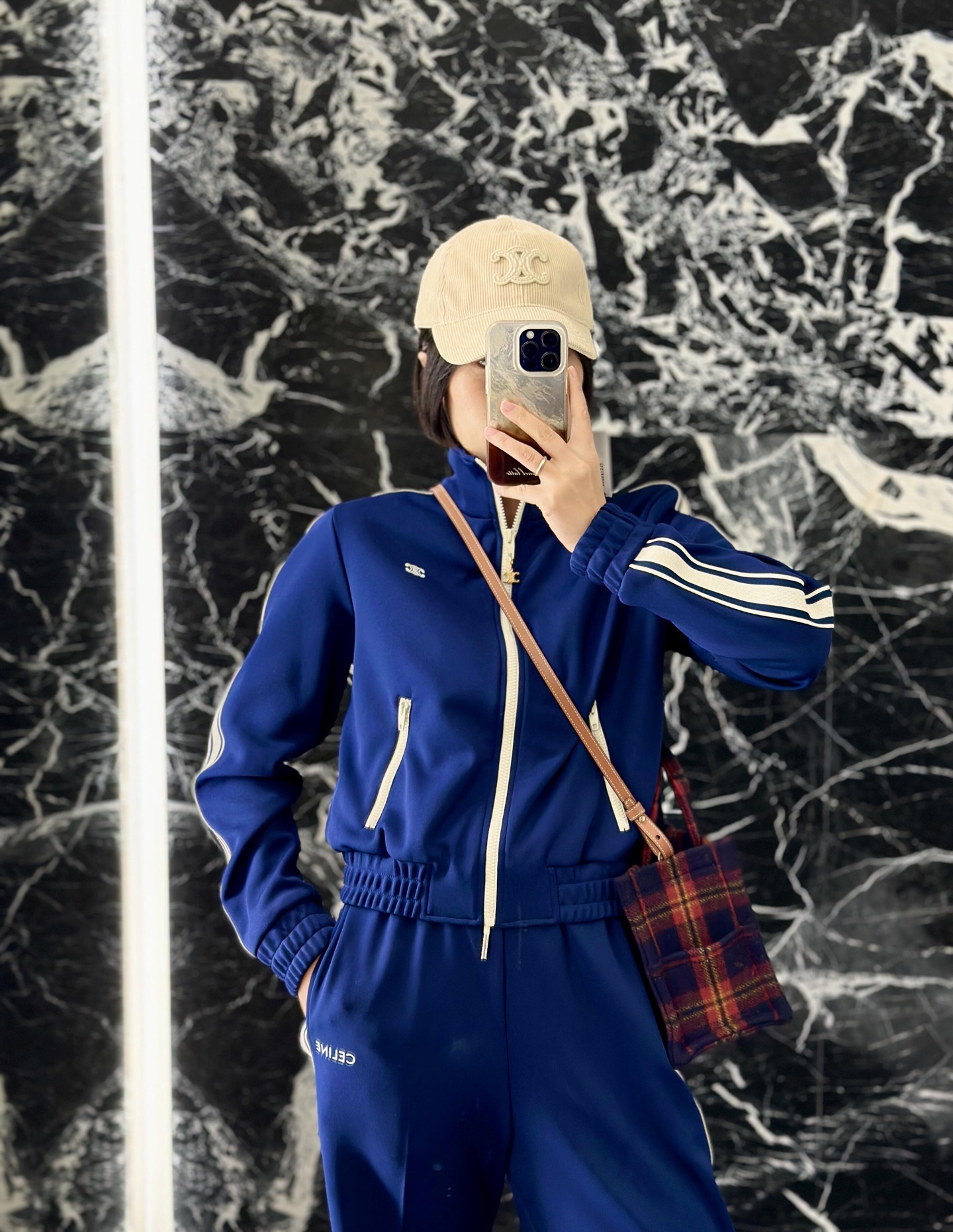 NO:317343,Pants batch, jacket Celin* 25Ss early spring new style, college style sports and casual jacket   trouser suit丨Exclusive yb development!  High-end production!  It uses customized sports-style cotton fabric, which is light and soft, and the tentacles are delicate and breathable. The dark blue is classic and slim and not easy to get out of date!  The style is very good. The contrasting webbing strips with both sleeves and trousers are woven in a strong sense of decorative outline. They look tall and thin, and they will not pick people with precision logo embroidery on the chest and trousers. The back is decorated with the new season of flocking logo prints, which are clear and three-dimensional, with a strong recognition. A set of casual commuting is absolutely unique!  S/M/L, celine, jackets & coats, jackets & coats, alexander wang19860909裤子批 外套Celin* 25Ss早春新款 学院风运动休闲夹克 长裤套装丨独家yb开发！高版出品！采用定制的运动风棉质面料,轻薄柔软,触手亲肤细腻又透气,深蓝色经典显瘦又不易过时！版型拿捏的非常好,双侧袖子和裤身定织的撞色织带条装饰轮廓线条感超强,巨显高瘦也不会挑人胸口和裤身装饰精密logo标识刺绣,后背装饰新一季植绒徽标印花,清晰立体,辨识度超强,一套休闲通勤绝绝子！现货发售S/M/L,,celine,jackets & coats,jackets & coats,alexander wang,Women's clothing