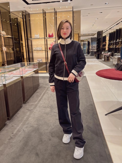 Gucci 25SS Tracksuit: Zip Jacket and Wide-Leg Pants, Casual Chic Style 1 Gucci 25SS Tracksuit: Zip Jacket and Wide-Leg Pants, Casual Chic Style