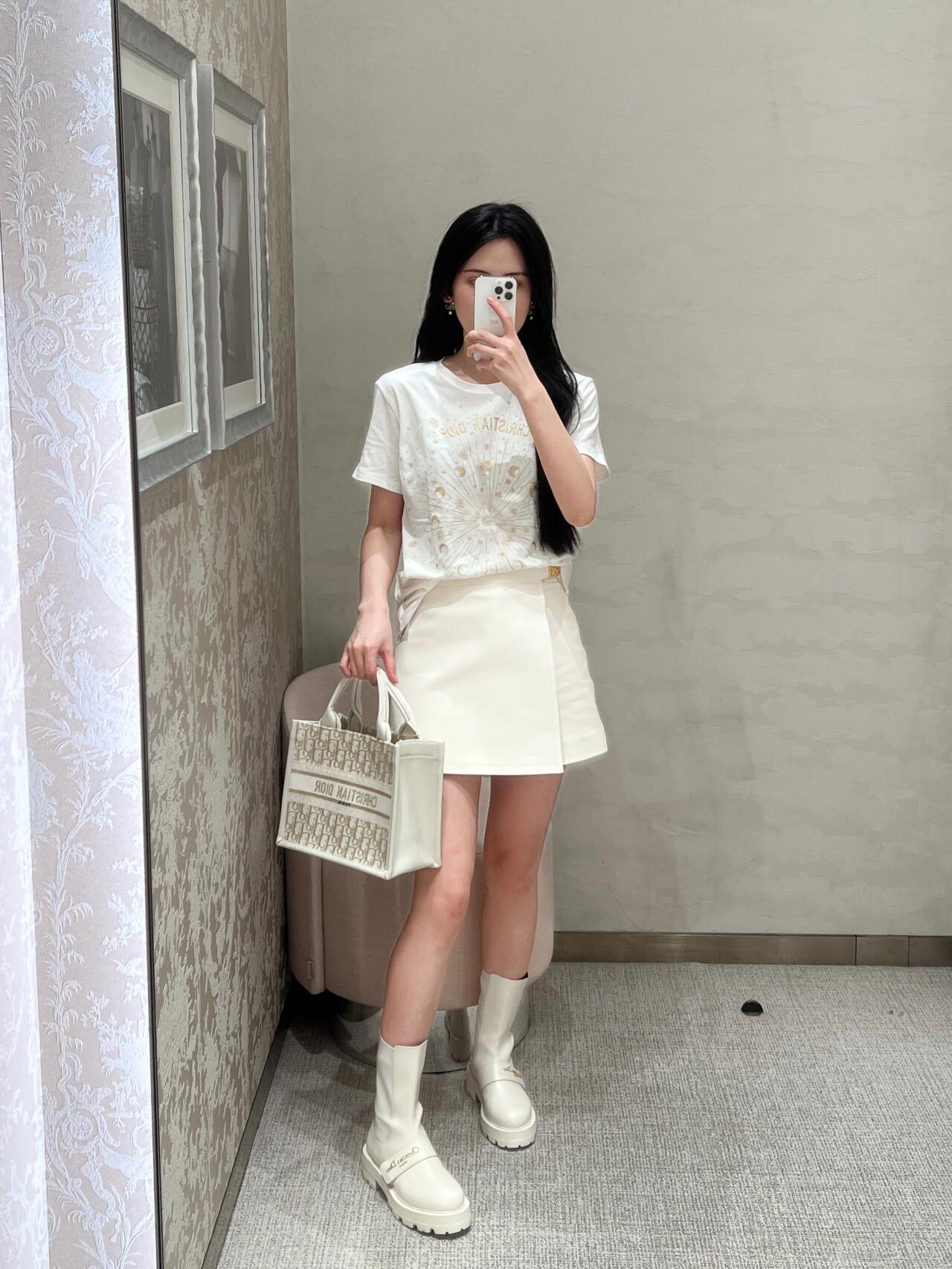 NO:315582,Batch Dio* 25Ss early spring new style gold thread embroidered iron diamond t-shirt | Exclusive yb development!  High-end production!  White cotton jersey fabric, gold-toned Astral pattern printing   embroidery   ironing, the process is complicated, the details are optimized this year so thoughtful. A layer of thin cotton and sticky silhouette on the back of the embroidery is not afraid of being thorny when worn close to the body. S/M/L, dior,tees, t-shirt, alexander wang19860909批 Dio* 25Ss早春新款 金线刺绣烫钻t恤丨独家yb开发！高版出品！白色棉质平纹针织面料,金色调Astral图案印花 刺绣 烫钻,工艺繁复,今年细节优化的太贴心了,刺绣反面加了一层薄棉粘朴,贴身穿也不怕扎肉.现货发售S/M/L,,dior,tees，t-shirt,alexander wang,Women's clothing