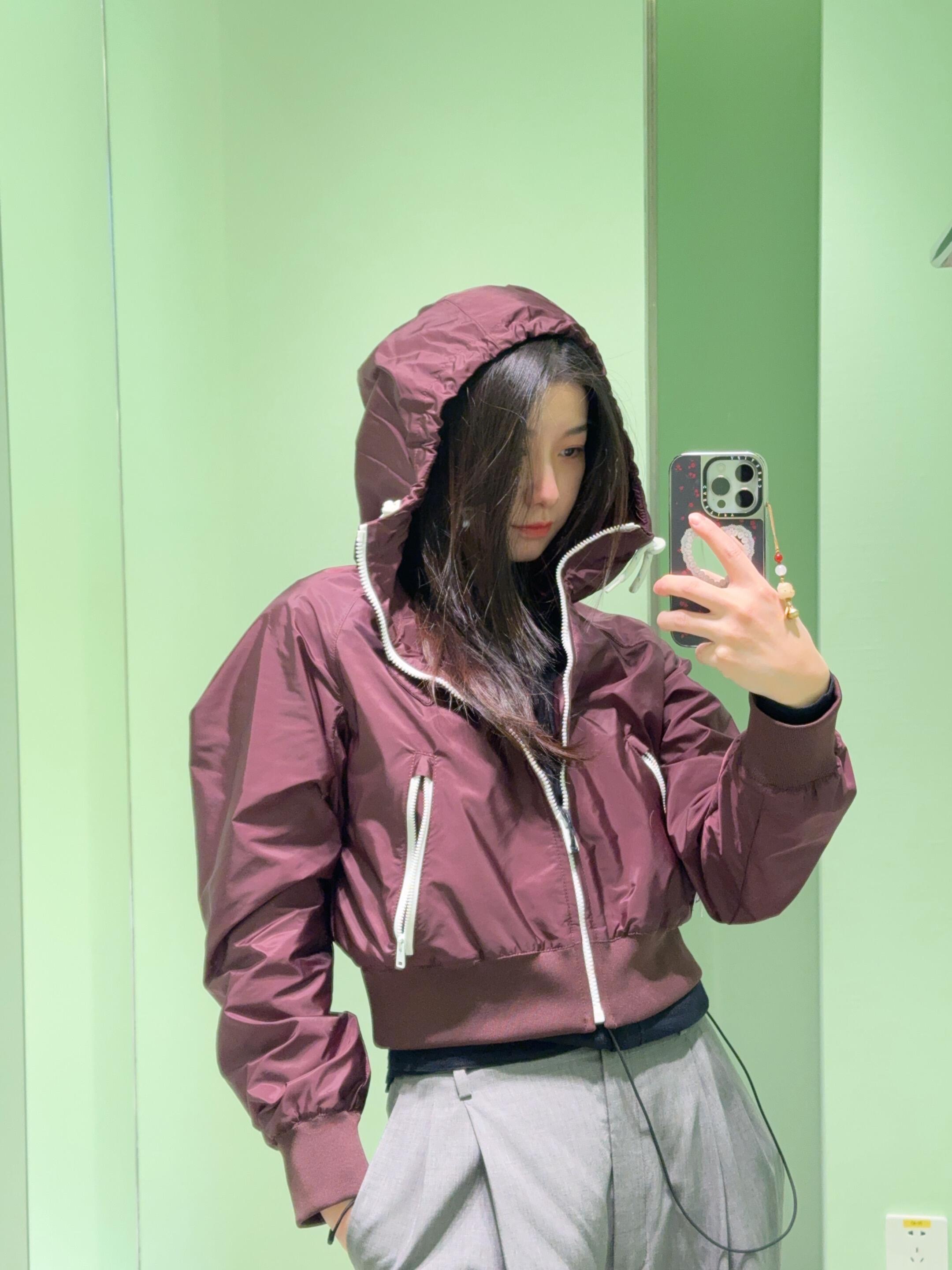 NO:315596,Batch Prad* 25Ss early spring new style, triangular light and short hooded jacket | Exclusive yb development!  High-end production!  Combining the collision design of workwear, windbreaker and sunscreen, custom imported fabrics with imported density, special materials have a texture, every small detail pays great attention to the right sense of high-end, three-dimensional tailoring, making the upper body of the ready-to-wear more exquisite and fashionable. The real thing is so great. Look at the details with fine workmanship. S/M/L, prada, jackets & coats, jackets & coats, hats, alexander wang19860909批 Prad* 25Ss早春新款 三角标轻薄短款连帽夹克外套丨独家yb开发！高版出品！ 结合工装与风衣与防晒衣的碰撞设计 定制进口密度进口面料 特殊材质有肌理感 每个小细节都非常注重 恰到好处的高级感 立体剪裁 让成衣上身更为精致洋气 实物太赞啦 做工精细看细节 现货发售S/M/L,,prada,jackets & coats,jackets & coats,hats,alexander wang,Women's clothing