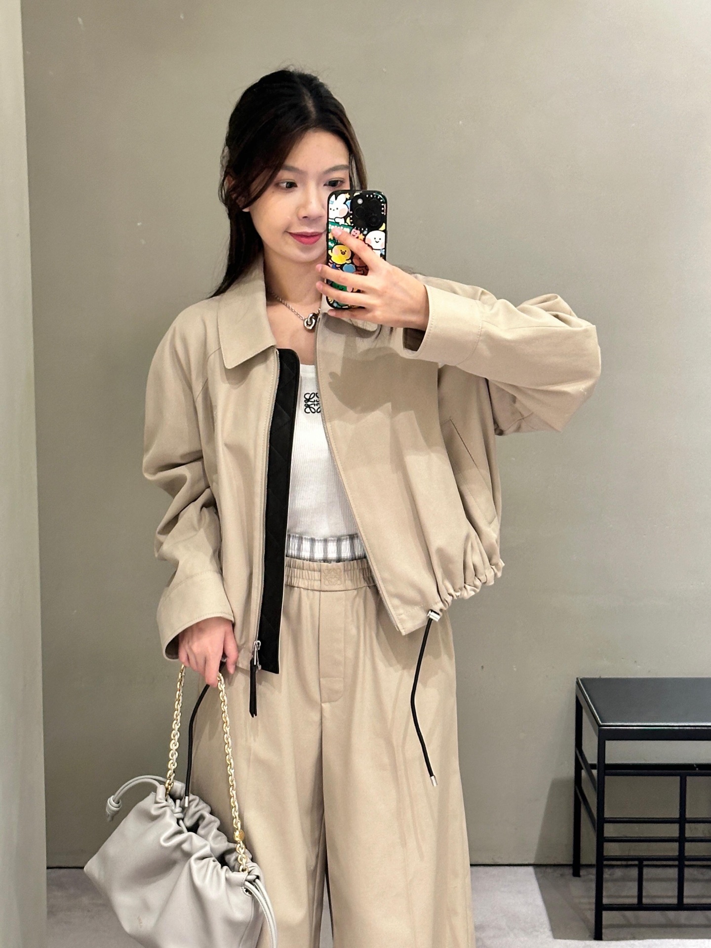 NO:315587,Loew* 25Ss early spring new style lapel zipper short drawstring jacket jacket | Exclusive yb development!  High-end production!  Classic English shirt lapel, small triangle pointed collar, irresistible gentlemanly charm!  The short-style rotator sleeve design has a casual and lazy feeling. It can be easily controlled by all figures, and it is versatile and practical!  Comfortable, simple and casual, full of street atmosphere!  S/M/L, loewe, jackets & coats, jackets & coats,shirts,alexander wang19860909批 Loew* 25Ss早春新款 翻领拉链短款抽绳夹克外套丨独家yb开发！高版出品！经典英式衬衫翻领,小三角尖领,无法抵挡的绅士魅力！短款版型落肩袖设计自带随意慵懒感 各种身材都能很好的驾驭,百搭实穿！舒适简约随性满满街头氛围感！现货发售S/M/L,,loewe,jackets & coats,jackets & coats,shirts,alexander wang,Women's clothing