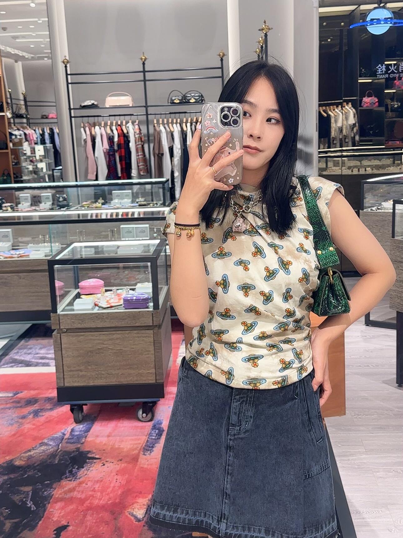 NO:315578,Batch VivieneWestwoo* 25Ss Early Spring New Colorful Saturn Graffiti Print Asymmetrical Wrinkle Design Short-sleeved T-shirt | Exclusive high-end production!  Paired with high-waisted wide-leg pants or short skirts, it’s so beautiful!  It's simply a magical tool for concave shape!  Easy to wear to the casual and lazy feeling of INS blogger~ Customized fabrics are super comfortable!  Such a T-shirt is something that everyone has!  S/M/L, skirts, T-shirt, tees, t-shirt, alexander wang19860909批 VivieneWestwoo* 25Ss早春新款 彩色土星涂鸦印花不对称褶皱设计短袖T恤丨独家高版出品！搭配高腰阔腿裤或短裙 简直美炸了！简直就是凹造型神器！轻松穿出INS博主那种随意慵懒感～定制面料 质感超级舒适！这样的T恤就是人手一件的存在！现货发售S/M/L,,skirts,T-shirt,tees，t-shirt,alexander wang,Women's clothing