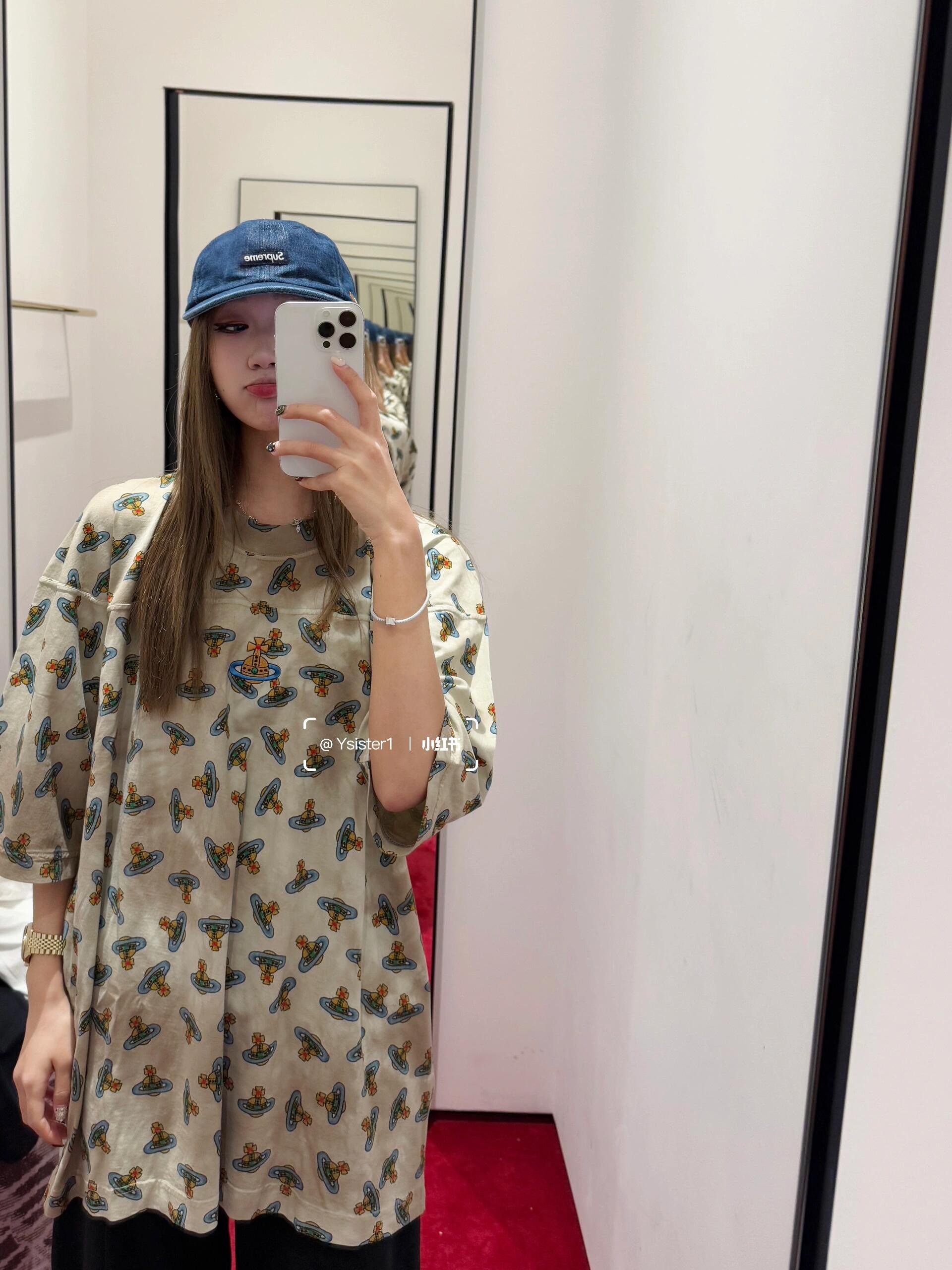 NO:315601,Viviene Westwoo* 25Ss early spring new style, full-print Saturn tie-dyed short-sleeved T-shirt丨Exclusive high-end production!  The classic small round neck design is simple and easy to wear, and it attracts a lot of attention when walking on the street!  The whole piece has a very summery taste. It feels youthful and energetic. The loose style is not picky about the figure at all!  It is inclusive and covers the flesh and makes you look thin!  It's nice to match casually!  S/M/L, T-shirt,tees,t-shirt,alexander wang19860909批VivieneWestwoo* 25Ss早春新款 满印土星扎染短袖T恤丨独家高版出品！经典的小圆领设计简洁好穿 走在街上吸睛度满分！整件就是很夏天的味道 青春又活力的感觉宽松版型完全不挑身材！包容性好遮肉显瘦！随意搭配就很nice！现货发售S/M/L,,T-shirt,tees，t-shirt,alexander wang,Women's clothing