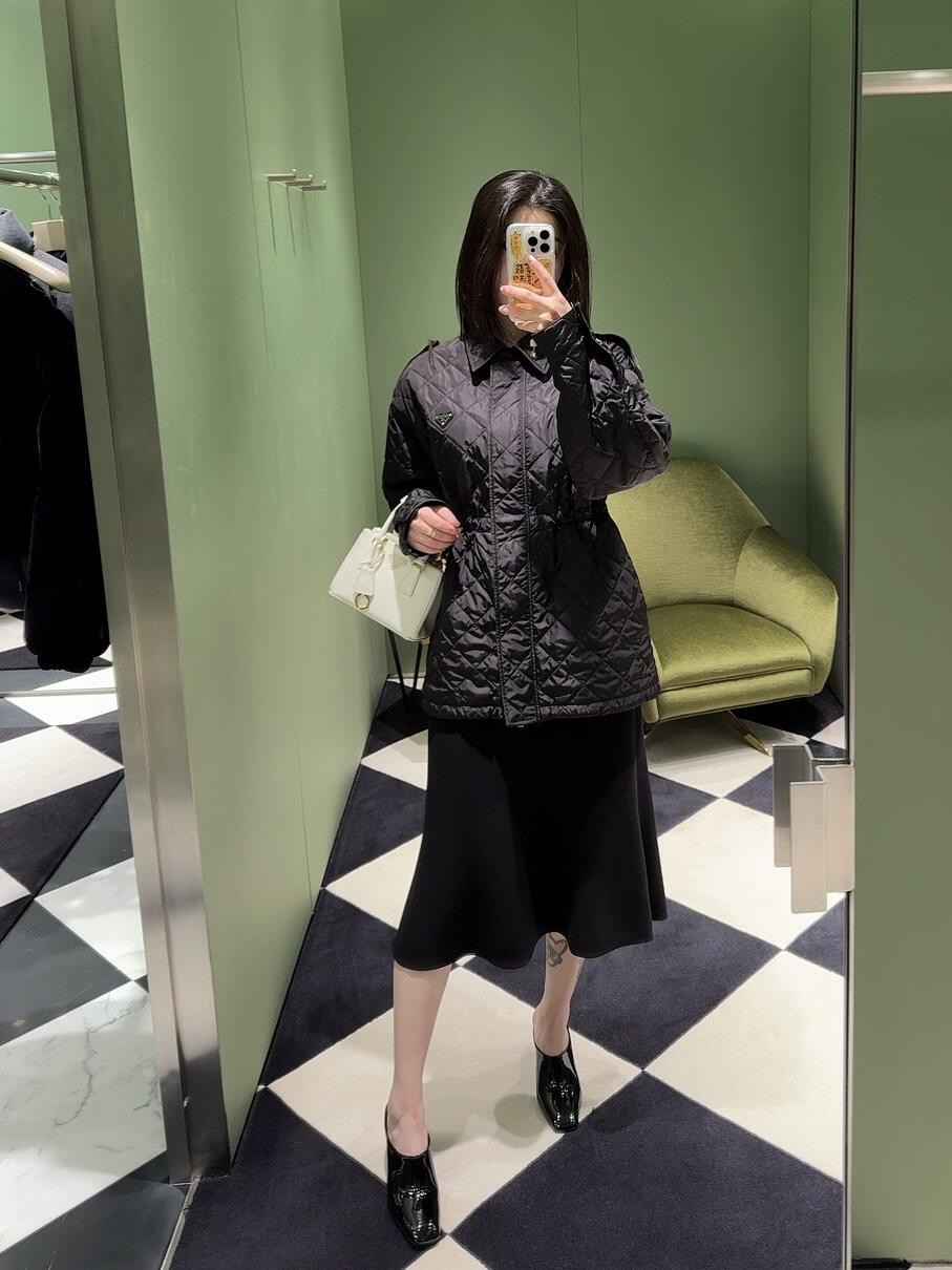 NO:315634,Prad* 25Ss early spring new model lapel diamond lattice waist-closing cotton jacket | Exclusive yb development!  High-end production!  Diamond matte cotton craft, iconic triangular metal logo decoration on the chest, presenting brand concept, classic style with closed eyes, not picky at all, fashionable and warm, drawstring waist-hugging loose style design, upper body makes it look slimming and long legs, very good match, S/M/L on sale in stock,,prada, jackets & coats,alexander wang19860909批 Prad* 25Ss早春新款 翻领菱格纹收腰款棉服外套丨独家yb开发！高版出品！菱格夹棉工艺 胸前标志性三角金属徽标装饰 呈现品牌理念 闭眼入的经典款 完全不挑人穿 时髦与保暖兼具 抽绳收腰宽松版型设计 上身就是显瘦显腿长 很好搭配 现货发售S/M/L,,prada,jackets & coats,alexander wang,Women's clothing