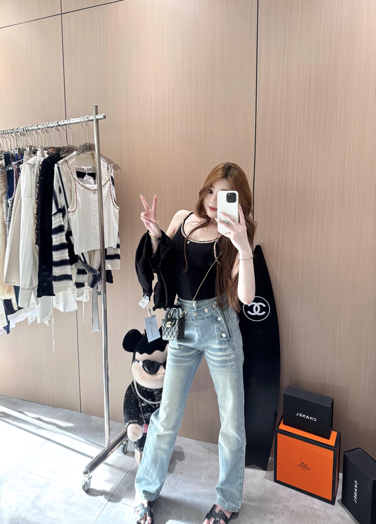 NO:316135,Chane*25 coco beach beach denim series multi-button decorative high-waist jeans | exclusive yb development!  High-end production!  This low-version on the market has been released long ago. The process is different from ours. We are spray-colored hand-painted silver powder. The version is welcome to compare!  The customized hardware buckle is beautiful!  Fashionable and high-end tone!  White and rich beauty must-have items. Workmanship quality depends on the details. S/M/L is available in stock, chanel, jeans, alexander wang19860909批Chane*25 coco beach沙滩牛仔系列 多扣装饰高腰牛仔裤丨独家yb开发！高版出品！这个市面低版本早就出了 工艺和我们不一样 我们是喷色手绘手擦银粉 对版 欢迎对比！开膜定制五金扣绝美！时髦又高级的调调！白富美必入单品.做工品质看细节.现货发售S/M/L,,chanel,jeans,alexander wang,Women's clothing