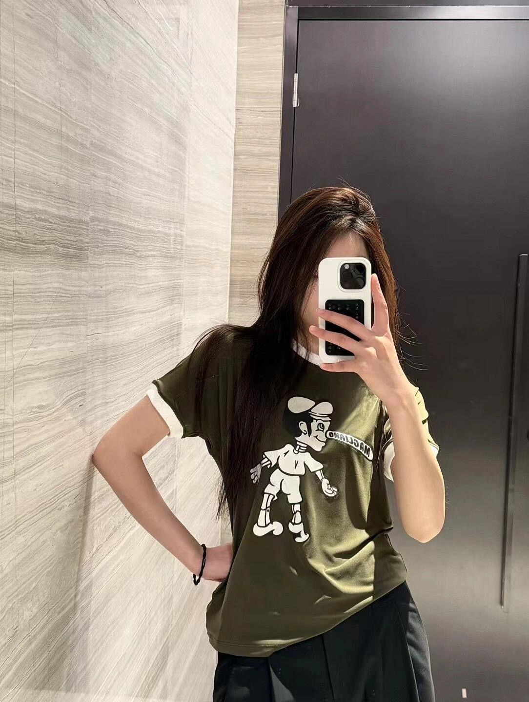 NO:316696,MAGLI*NO 25Ss early spring new style, cute Pinocchio printed round neck short-sleeved T-shirt丨Exclusive high-end production!  Custom tailoring design!  Combined with comfort!  Hold on to the high-end outfit!  It looks good no matter how you wear it alone! The overall length is just right, and who can't love it when you look slim and versatile!  Customized fabric texture is super good and versatile in all seasons!  I must stock up on babies every year!  Big recommendation!  I really let a hundred hearts go!  S/M/L, T-shirt,tees,t-shirt,alexander wang19860909批MAGLI*NO 25Ss早春新款 可爱匹诺曹印花圆领短袖T恤丨独家高版出品！定制裁剪设计！与舒适度兼具！高级感穿搭拿捏住了！无论单穿内搭都好看!整体恰到好处的衣长 显瘦百搭谁能不爱！定制面料质感超级赞四季百搭的单品！每年都必囤宝宝们！重磅推荐！真的放一百个心冲了！现货发售S/M/L,,T-shirt,tees，t-shirt,alexander wang,Women's clothing