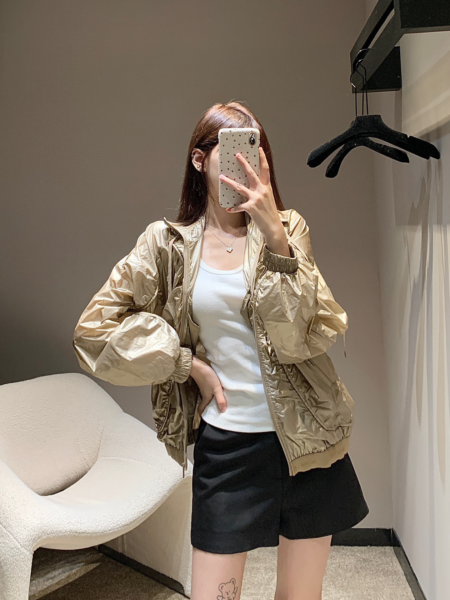 NO:316742,Crack the new Moncle*25Ss early spring products, the official website synchronizes the handsome windbreaker jacket | Exclusive yb development!  High-end production!  Original custom windproof and sun protection material, light and shiny sun protection, multiple bone positions pressing, presenting natural wrinkle texture, inner pressing glue patch letters echo the elastic thread hem, mold opening logo hardware accessories, whole garment outfit fashionable and trendy, perfect workmanship quality depends on details!  S/M/L, Jackets & coats, Jackets & coats, Alexander wang19860909批Moncle*25Ss早春新品 官网同步帅气风衣夹克外套丨独家yb开发！高版出品！原版定制防风防晒材质 轻薄光泽防晒 多处骨位压线处理 呈现出自然褶皱肌理 内里压胶贴布字母呼应松紧螺纹下摆 开模logo五金配件整件成衣穿搭时髦潮流 完美做工品质看细节！现货发售S/M/L,,jackets & coats,jackets & coats,alexander wang,Women's clothing