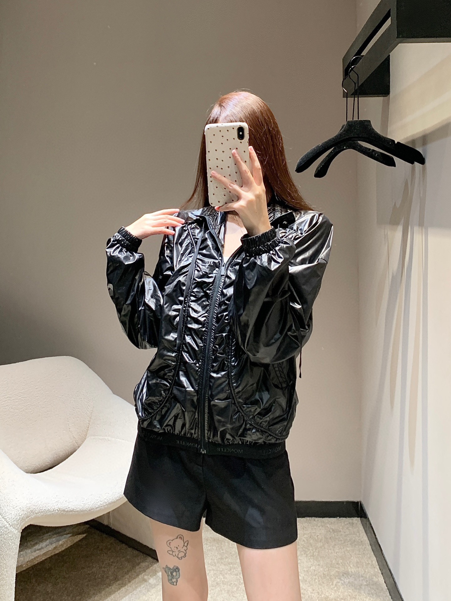 NO:316700,Crack the new Moncle*25Ss early spring products, the official website synchronizes the handsome windbreaker jacket | Exclusive yb development!  High-end production!  Original custom windproof and sun protection material, light and shiny sun protection, multiple bone positions pressing, presenting natural wrinkle texture, inner pressing glue patch letters echo the elastic thread hem, mold opening logo hardware accessories, whole garment outfit fashionable and trendy, perfect workmanship quality depends on details!  S/M/L, Jackets & coats, Jackets & coats, Alexander wang19860909批Moncle*25Ss早春新品 官网同步帅气风衣夹克外套丨独家yb开发！高版出品！原版定制防风防晒材质 轻薄光泽防晒 多处骨位压线处理 呈现出自然褶皱肌理 内里压胶贴布字母呼应松紧螺纹下摆 开模logo五金配件整件成衣穿搭时髦潮流 完美做工品质看细节！现货发售S/M/L,,jackets & coats,jackets & coats,alexander wang,Women's clothing