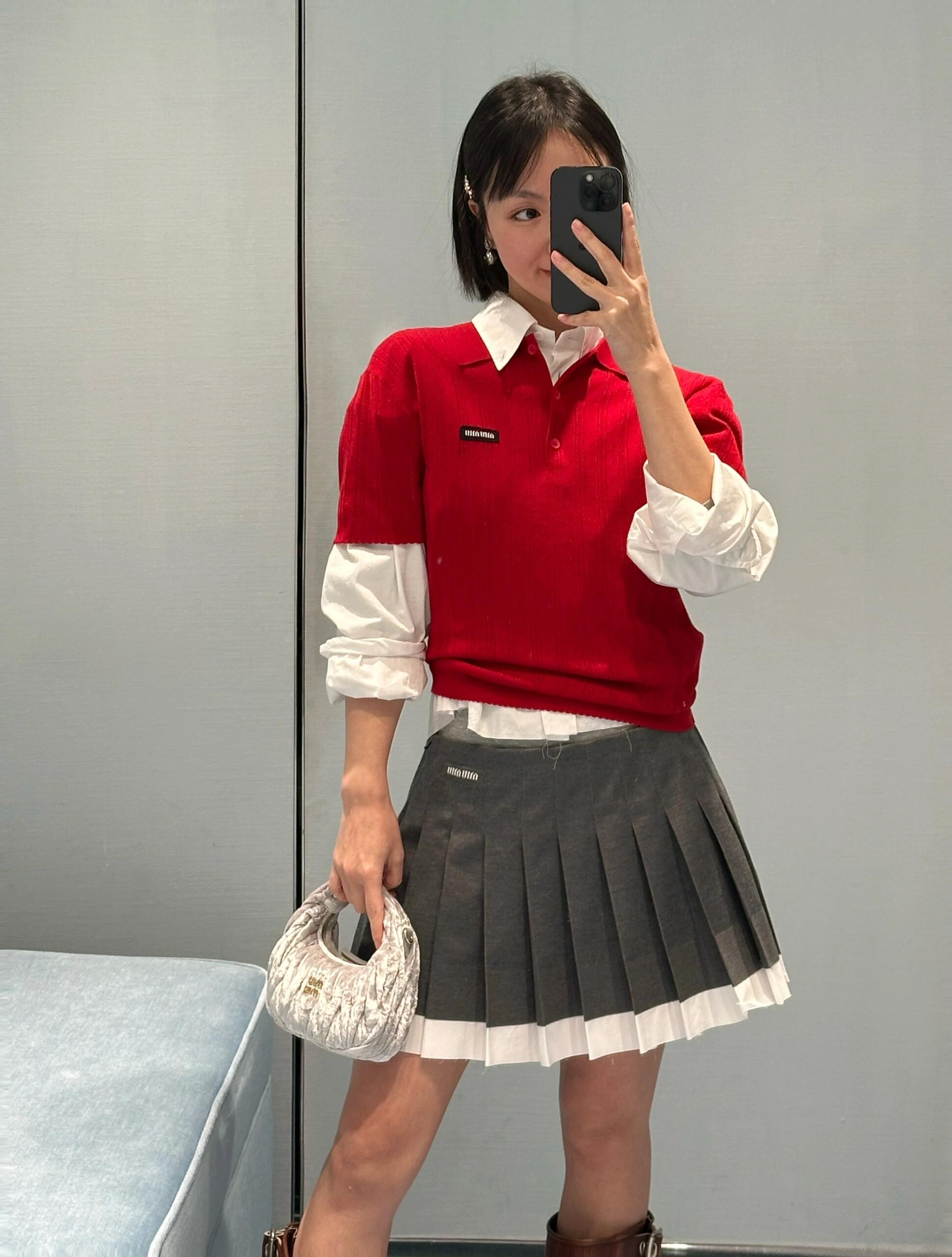 NO:309765,Miumi* 25Ss early spring new model fake two-piece pleated skirt丨Exclusive yb development!  High-end production!  Wool knitted composite poplin cotton skirt, special craftsmanship, glued and silly positioned and pleated after wool yarn sheets, basically all done by manual assistance, the effect is amazing, like a three-dimensional tailored skirt, with a styling and airy feel. The slightly expanded skirt hem is really good, it is a girl's lively short skirt, invincible and versatile. Due to the special craftsmanship, please be sure to dry clean. S/M/L is available in stock, miumiu, skirts, alexander wang19860909批Miumi* 25Ss早春新款 假两件百褶半裙丨独家yb开发！高版出品！羊毛针织复合府绸棉布半身裙,工艺特殊、毛纱织片后压胶粘朴定位压褶,基本全靠人工辅助完成,效果太绝了,像立体裁剪的裙撑,有造型空气感,微微扩开的裙摆真的好秒,是少女灵动小短裙,无敌百搭.因工艺的特殊性,所以请大家务必干洗处理.现货发售S/M/L,,miumiu,skirts,alexander wang,Women's clothing