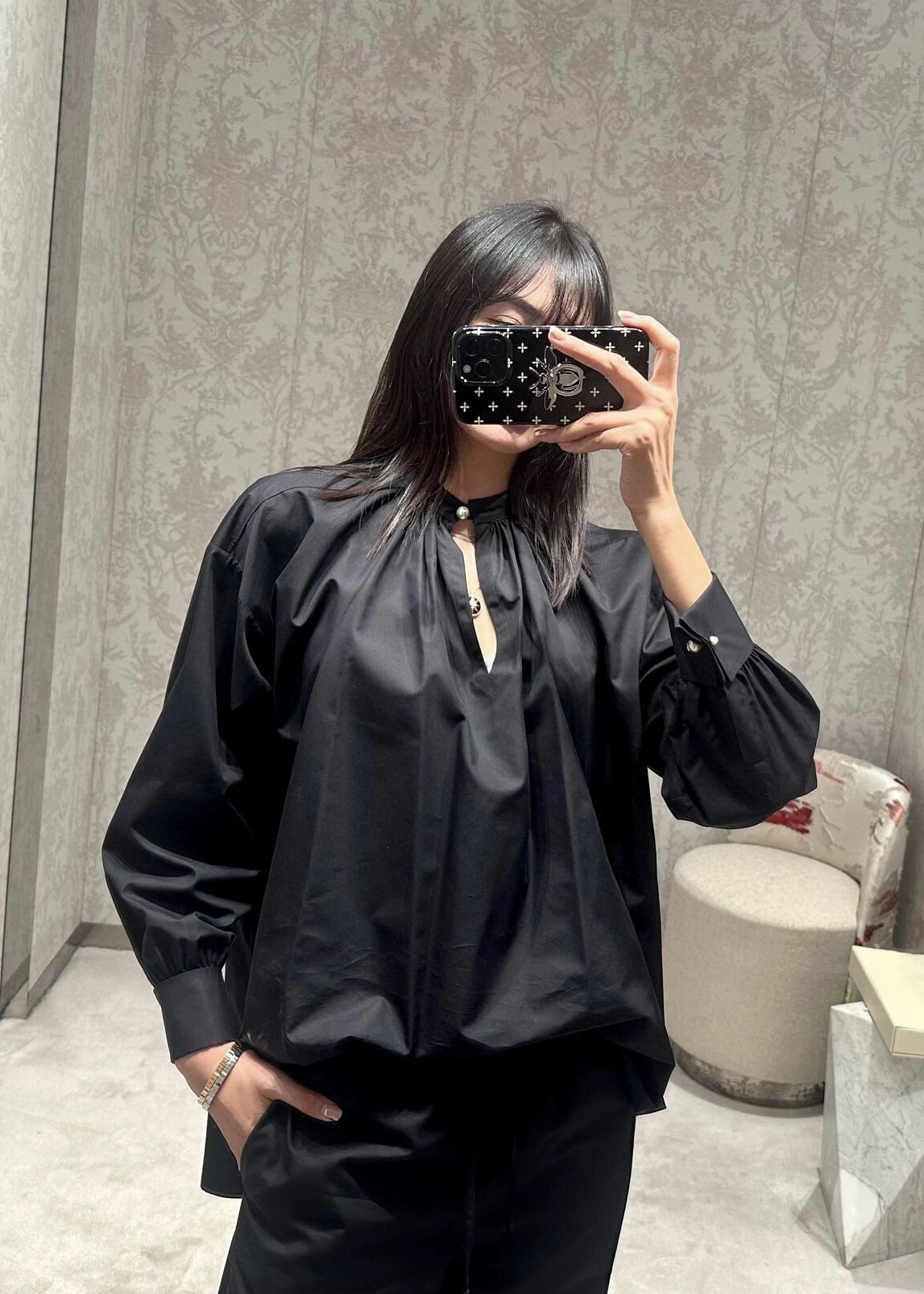 NO:309760,Dio* 25 Cruise Early Spring New Black Pearl Button Shirt | Exclusive YB Development!  High-end production!  This season is really wonderful!  It is carefully crafted with high-density 100 cotton poplin, with pearl buckles on the neck, presented with loose cut, the placket and back pleated treatment is unique, and it is decorated with bee embroidery to make it look more exquisite. It can be matched with a series of skirts to show elegance and charm!  S/M/L, dior, skirts, shirts, alexander wang19860909批Dio* 25 Cruise早春新款 黑色珍珠扣衬衫丨独家yb开发！高版出品！这一季真的好美好啊！采用高密100支棉府绸精心制作,领口珍珠扣开合,以宽松裁剪呈现,门襟、背面收褶处理别具一格,饰以小蜜蜂刺绣更显精致,可搭配系列半裙彰显优雅魅力！现货发售S/M/L,,dior,skirts,shirts,alexander wang,Women's clothing