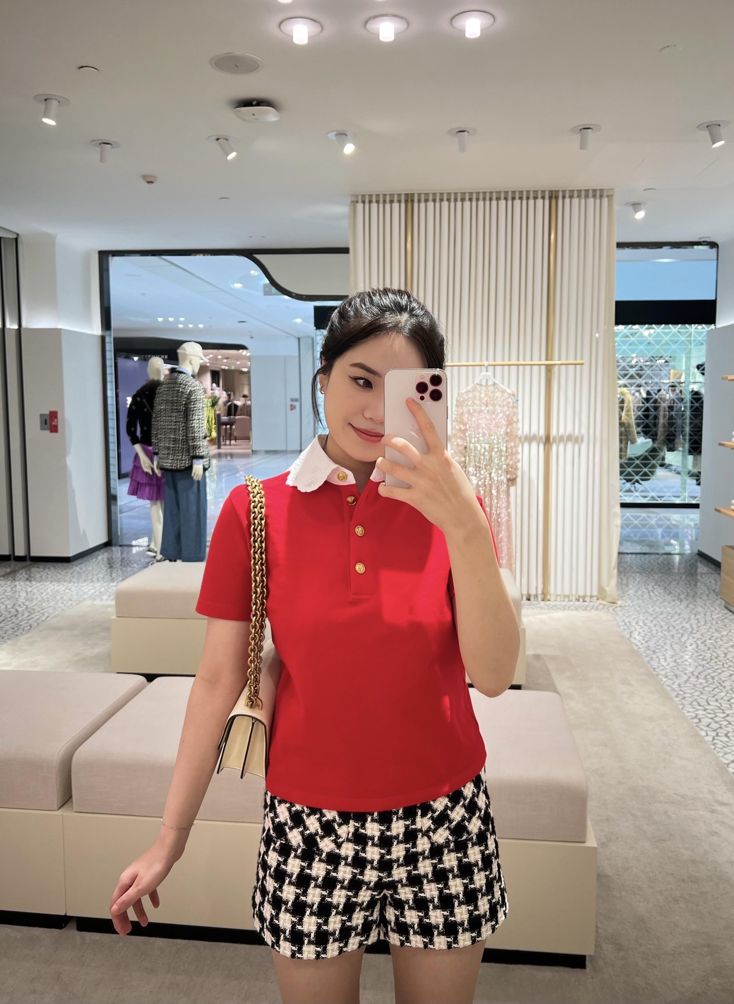 NO:317290,Valentin* 25Ss early spring new style contrasting hollow lace lapel half-pallet short-sleeved top | Exclusive yb development!  High-end production!  Craft carving and embroidery contrasting lace little white-collar splicing navy blue polo girl is well-behaved, retro gold copper buckle V-shaped logo is exquisite, and it looks very good when you match it casually!  PIQUE imported fabric, color fixing treatment without dizziness, perfect workmanship quality depends on details!  S/M/L, valentino, T-shirt, gold, alexander wang19860909批Valentin* 25Ss早春新款 撞色镂空花边翻领半开襟短袖上衣丨独家yb开发！高版出品！工艺雕花刺绣撞色花边小白领拼接藏青色polo少女又乖巧,复古黄金色铜扣V形标识敲精致,随意搭配都很好看！PIQUE进口面料,固色处理不晕色 ,完美做工品质看细节！ 现货发售S/M/L,,valentino,T-shirt,gold,alexander wang,Women's clothing