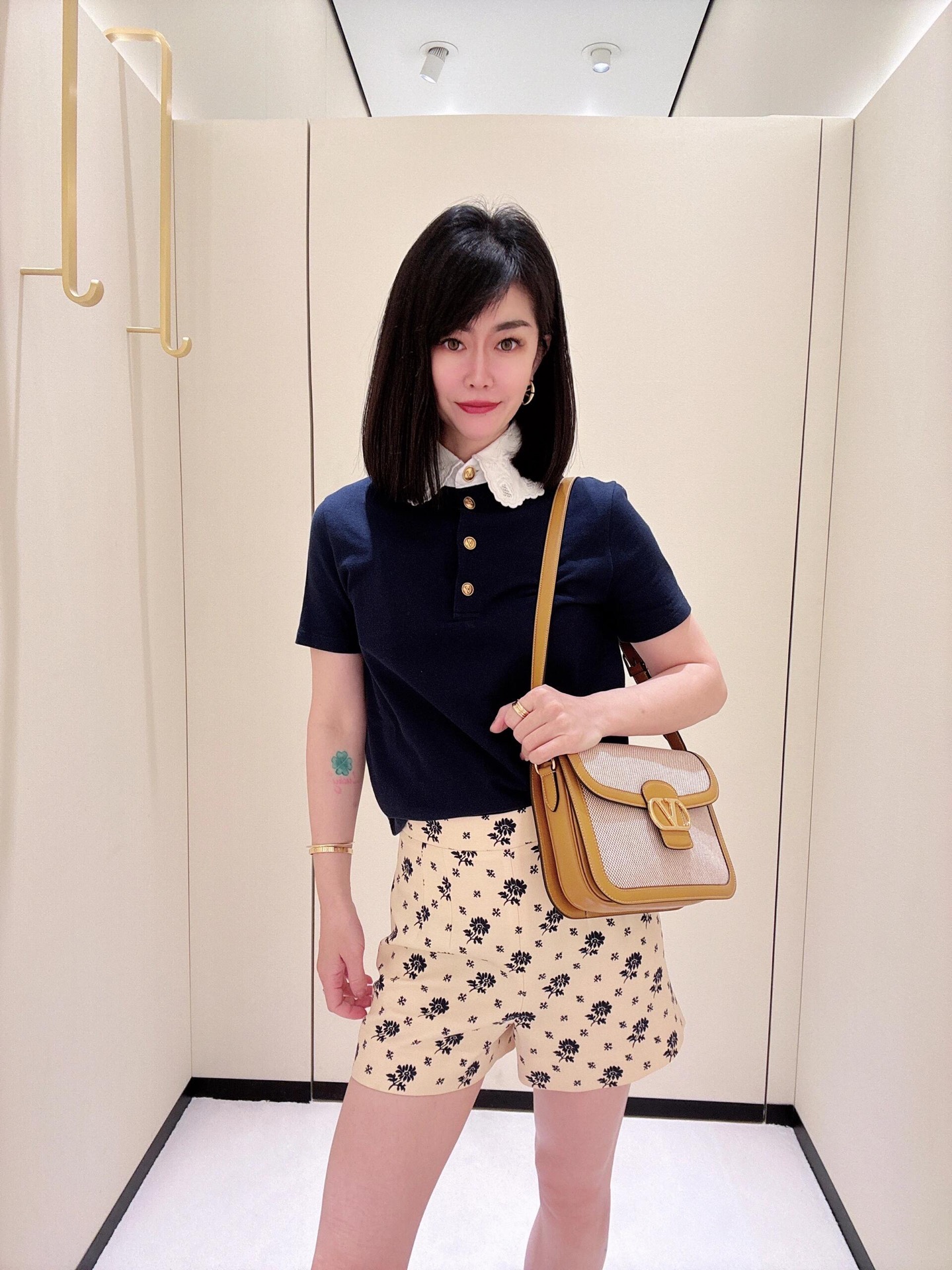 NO:317300,Batch Valentin* 25Ss early spring new style contrasting hollow lace lapel half-pallet short-sleeved top | Exclusive yb development!  High-end production!  Craft carving and embroidery contrasting lace little white-collar splicing navy blue polo girl is well-behaved, retro gold copper buckle V-shaped logo is exquisite, and it looks very good when you match it casually!  PIQUE imported fabric, color fixing treatment without dizziness, perfect workmanship quality depends on details!  S/M/L, valentino, T-shirt, gold, alexander wang19860909批 Valentin* 25Ss早春新款 撞色镂空花边翻领半开襟短袖上衣丨独家yb开发！高版出品！工艺雕花刺绣撞色花边小白领拼接藏青色polo少女又乖巧,复古黄金色铜扣V形标识敲精致,随意搭配都很好看！PIQUE进口面料,固色处理不晕色 ,完美做工品质看细节！ 现货发售S/M/L,,valentino,T-shirt,gold,alexander wang,Women's clothing