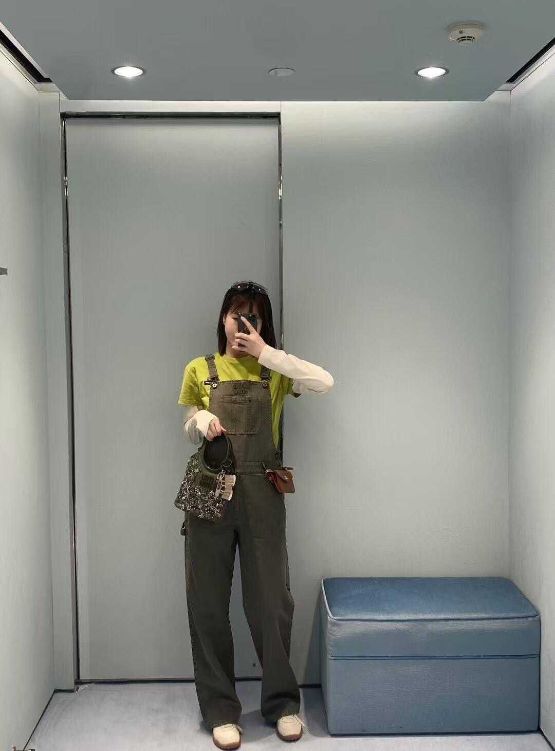 NO:317255,Miumi* 25Ss early spring new style military green old washing overalls | exclusive yb development!  High-end production!  This overalls can be said to be a girl-style overalls. Although it is military green, it is casually matched with a sweatshirt shirt or a short-sleeved T-shirt. It is really youthful and cute. There are big pockets on the sides and back of the pants. It is paired with a little work style girl without losing a cool feeling. It is available for sale in stock, S/M/L, miumiu, hoodie, sweatshirts, T-shirt, tees, t-shirt, alexander wang19860909批Miumi* 25Ss早春新款 军绿色做旧水洗背带裤丨独家yb开发！高版出品！这款背带裤可以说是少女系的一款背带裤,虽然是军绿色,但是随意搭配一个卫衣衬衣或者短袖T恤,真的是非常的青春可爱,裤子的侧面和后面都有大大的口袋,搭配一点工装风少女中又不失一点酷酷的感觉,现货发售S/M/L,,miumiu,hoodie,sweatshirts,T-shirt,tees，t-shirt,alexander wang,Women's clothing