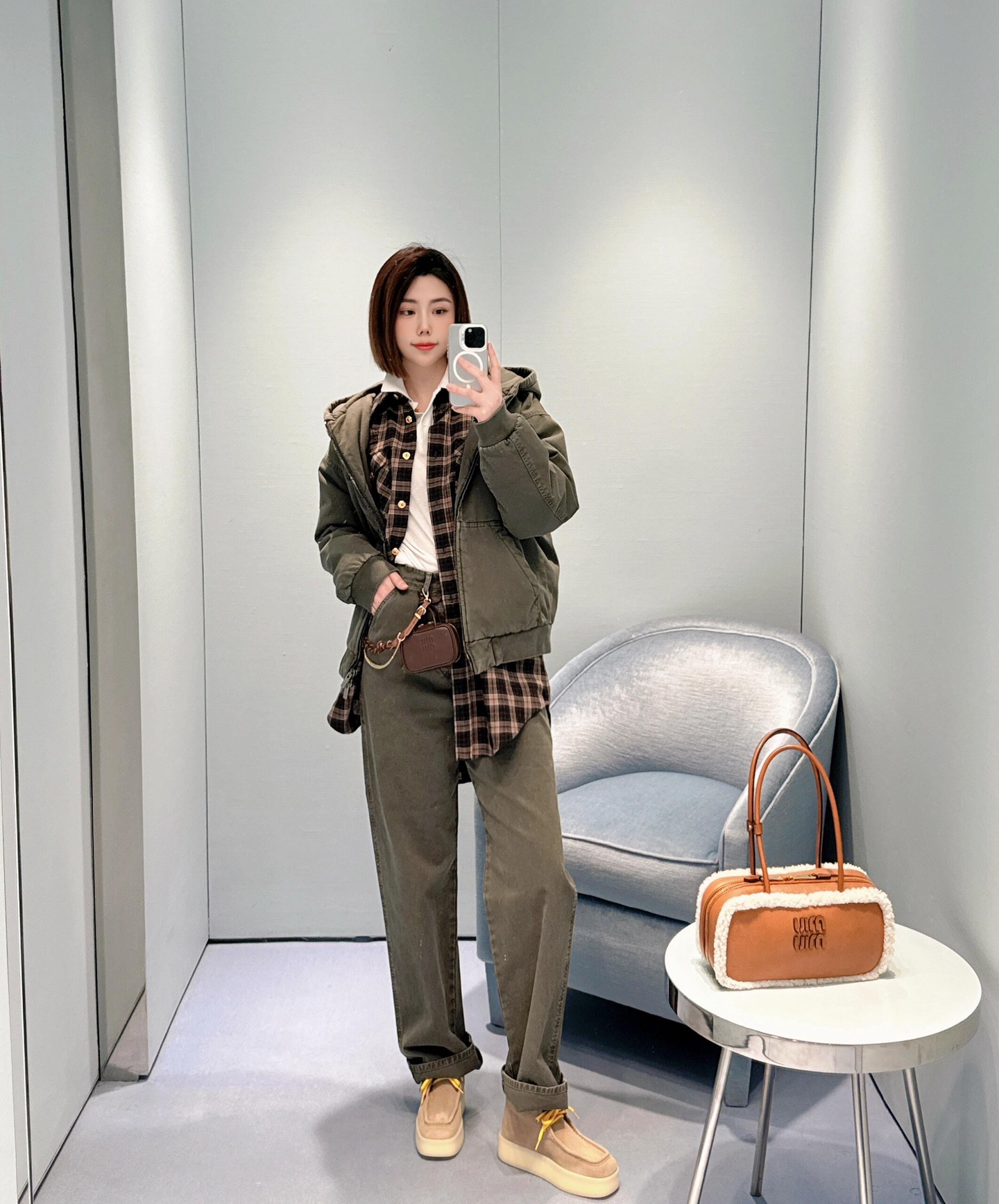 NO:317263,Batch Miumi* 25Ss early spring new style military green old washing tool trousers | Exclusive yb development!  High-end production!  The tannin twill cotton material is washed and presented with a deliberate polished aging effect. The back pocket is decorated with letter logos to add iconic elements. Perfect workmanship and quality depends on the details!  Wearable in all seasons S/M/L, miumiu, alexander wang19860909批 Miumi* 25Ss早春新款 军绿色做旧水洗工装长裤丨独家yb开发！高版出品！水洗处理丹宁斜纹棉质用料,呈现出刻意打磨的做旧效果,后口袋饰以字母徽标点缀,增添标志性元素.完美做工品质看细节！四季可穿 现货发售S/M/L,,miumiu,alexander wang,Women's clothing