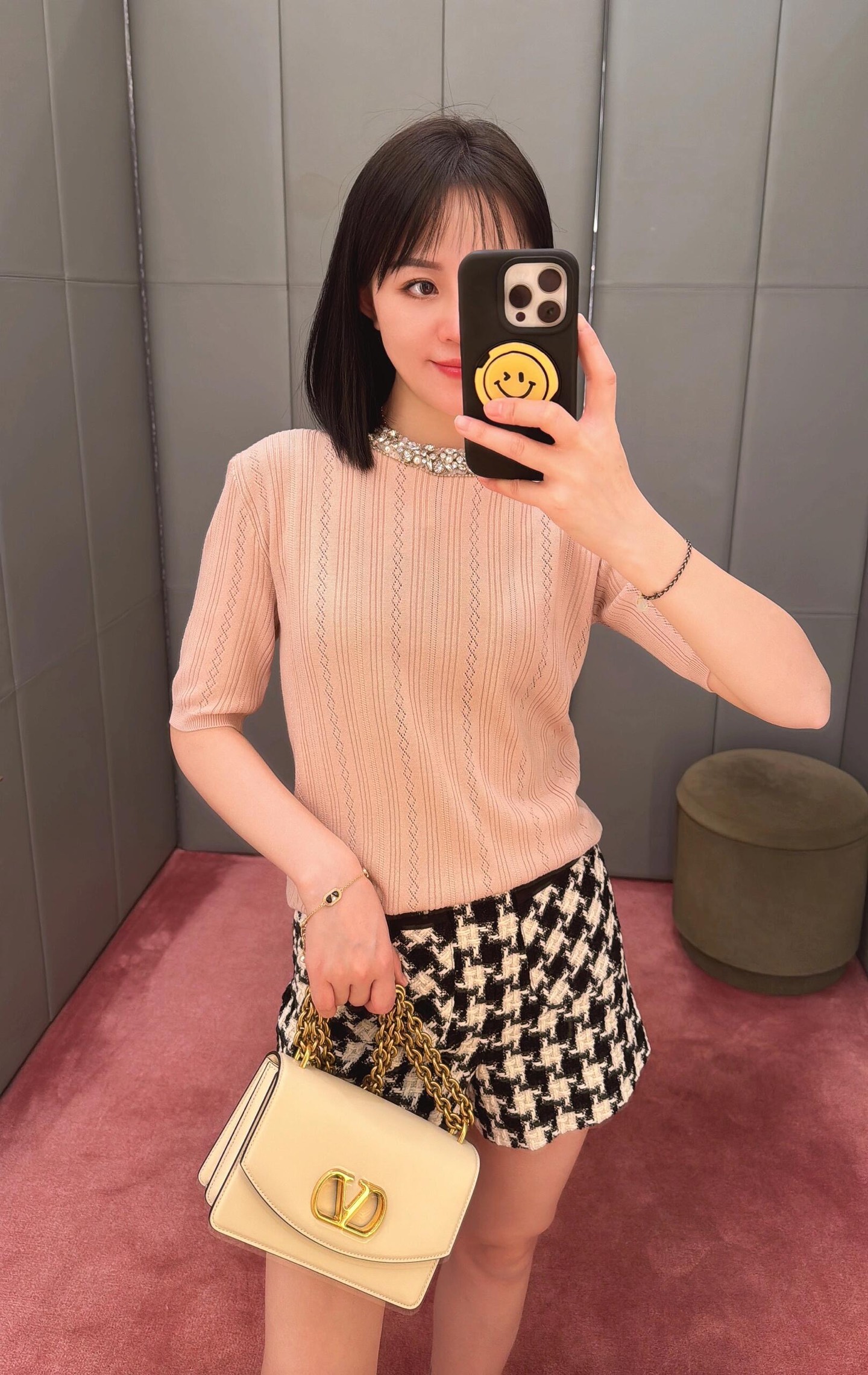 NO:307136,Valentin* 25Ss early spring new style elegant collar ring bead design knitted top | Exclusive yb development!  High-end production!  Pure hand-positioned, fixed diamond luxury crystal collar ring elegant and intellectual, 18-pin craft wool yarn imported from Swiss machine is soft and delicate, and the positioning of small diamond lattice is empty!  Classic style is versatile and not picky, it can be sweet and salty to reduce the temperament of a girl, and it is a fashionable essential item. S/M/L is available in stock, valentino, alexander wang19860909批Valentin* 25Ss早春新款 优雅领圈定珠设计针织上衣丨独家yb开发！高版出品！纯手工定位定钻奢华水晶领圈优雅知性,瑞士机进口18针工艺羊毛纱线软糯细腻,定位小菱格缕空工艺！经典版型百搭不挑人,可甜可盐减龄少女气质,时髦必备单品.现货发售S/M/L,,valentino,alexander wang,Women's clothing