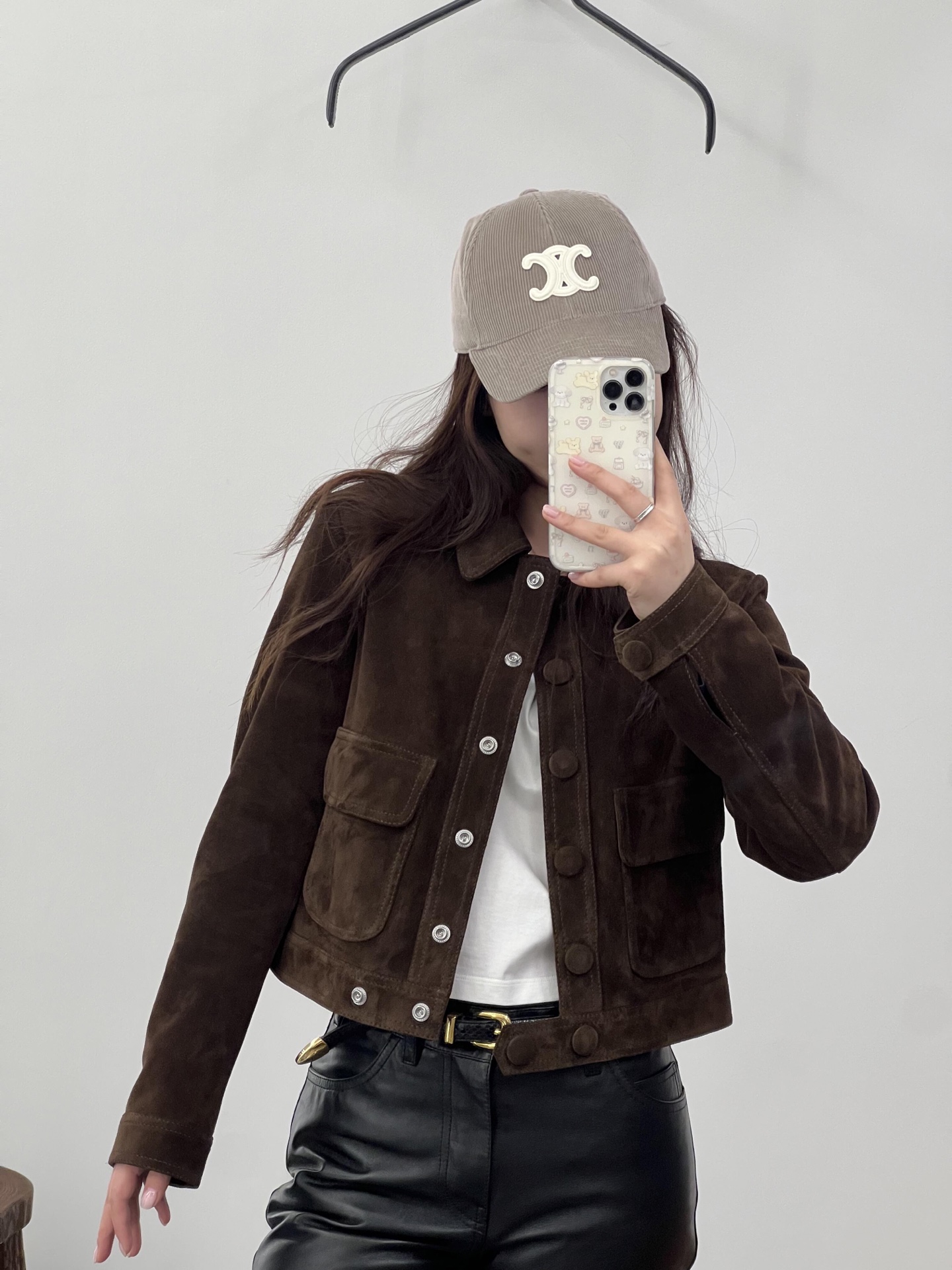 NO:307135,Celin* 25Ss early spring new style lapel snap jacket | Exclusive high-end production!  The appearance of the moose leather is smooth, soft and comfortable, the golden brown suede texture is obvious, adding an Italian retro style to the regular jacket style. The lapel front shoulder style tailoring is modified to the head body ratio. The front closure is integrated into the round buckle. Rich design levels are matched with symmetrical flip pockets to show the elegant temperament of the brand. S/M/L is available in stock, celine, jackets & coats, alexander wang19860909批Celin* 25Ss早春新款 翻领按扣外套丨独家高版出品！呈现出麋皮品相 手感光滑 柔软舒适 金棕绒面肌理明显 给常规外套版型增添意式复古风情 翻领正肩版型剪裁 修饰头身比 前襟融入本布圆扣搭配 丰富设计层次 搭配对称翻盖口袋 尽显品牌优雅气质 现货发售S/M/L,,celine,jackets & coats,alexander wang,Women's clothing