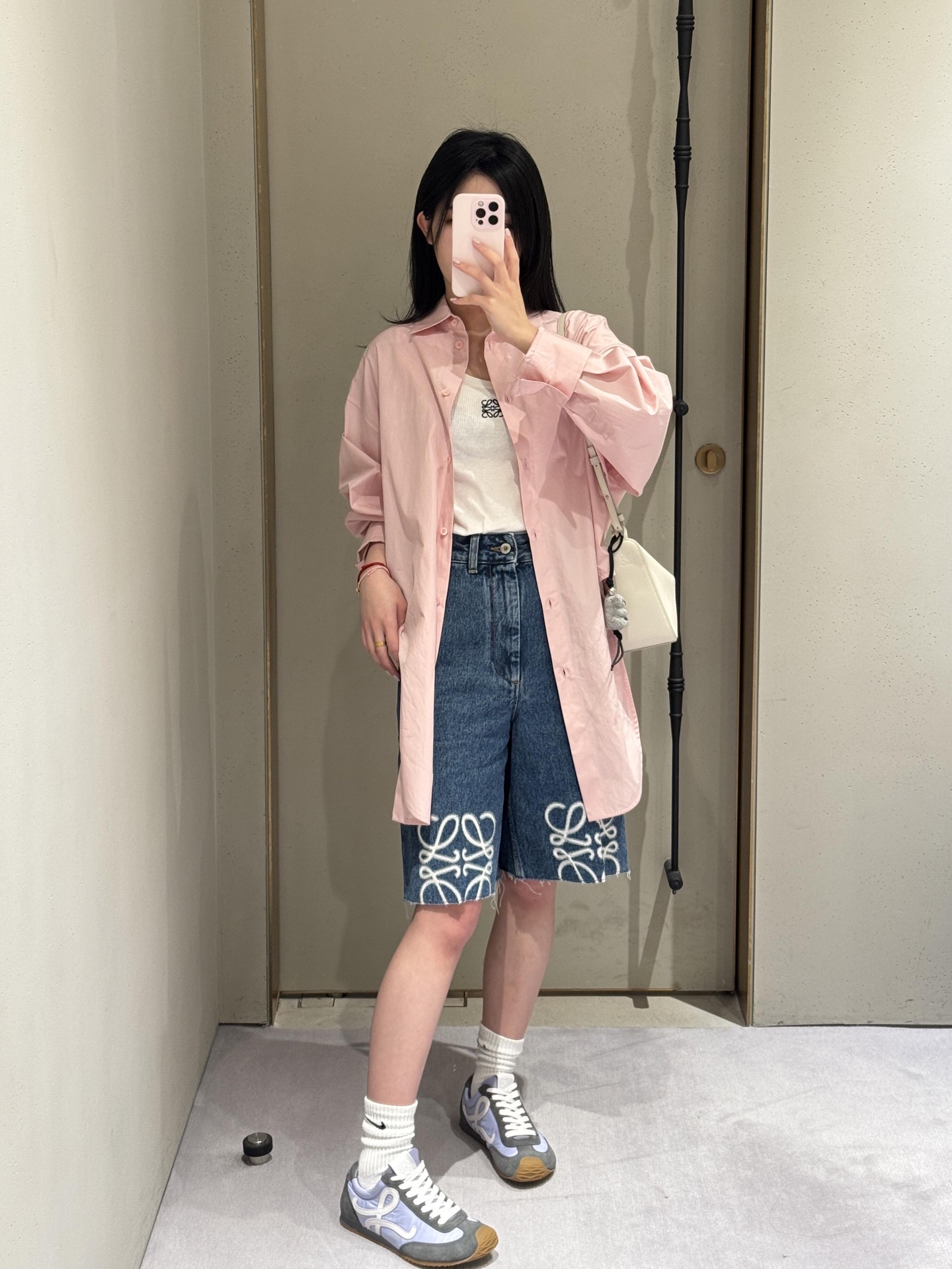 NO:307144,Loew* 25Ss early spring new style irregular loose version shirt丨Exclusive high-end production!  The loose fit is fashionable and handsome when tied with random hem!  The upper body is really amazing, the positioning and back collar embroidery logo is low-key and luxurious, the original customized imported fabric has a great texture. It is a sweet and salty product to reduce age!  S/M/L, loewe,shirts,alexander wang19860909批Loew* 25Ss早春新款 不规则宽松版衬衫丨独家高版出品！宽松版型随意下摆系起来时髦又帅气！上身真的很惊艳,定位后领刺绣logo低调奢华,原版定制进口面料质感超赞.可甜可盐的减龄单品！现货发售S/M/L,,loewe,shirts,alexander wang,Women's clothing