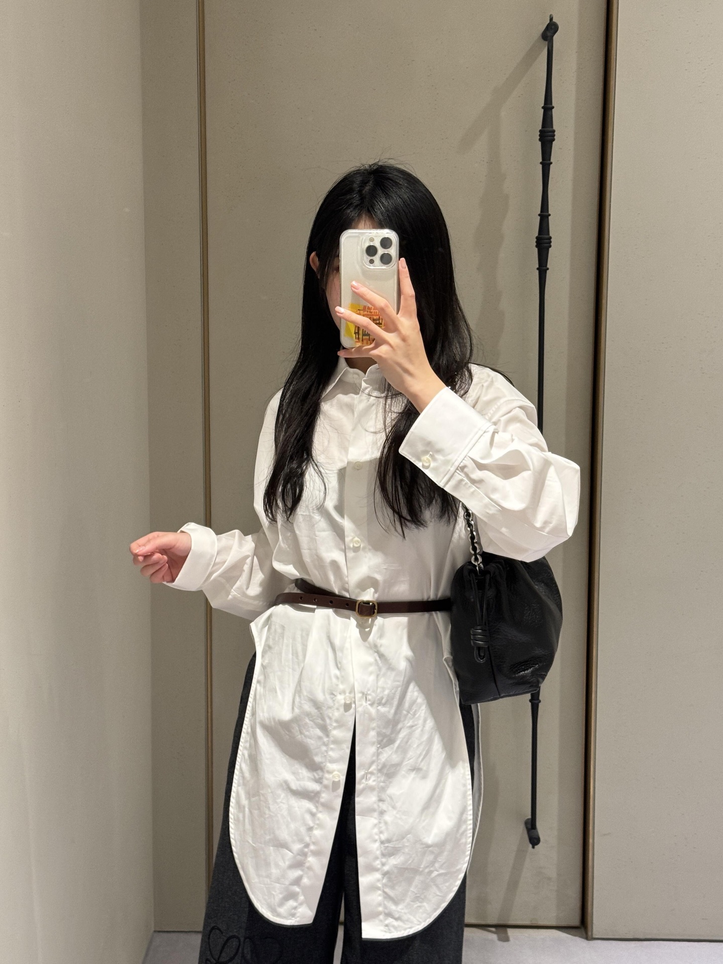 NO:307150,Loew* 25Ss early spring new style irregular loose version shirt丨Exclusive high-end production!  The loose fit is fashionable and handsome when tied with random hem!  The upper body is really amazing, the positioning and back collar embroidery logo is low-key and luxurious, the original customized imported fabric has a great texture. It is a sweet and salty product to reduce age!  S/M/L, loewe,shirts,alexander wang19860909批 Loew* 25Ss早春新款 不规则宽松版衬衫丨独家高版出品！宽松版型随意下摆系起来时髦又帅气！上身真的很惊艳,定位后领刺绣logo低调奢华,原版定制进口面料质感超赞.可甜可盐的减龄单品！现货发售S/M/L,,loewe,shirts,alexander wang,Women's clothing