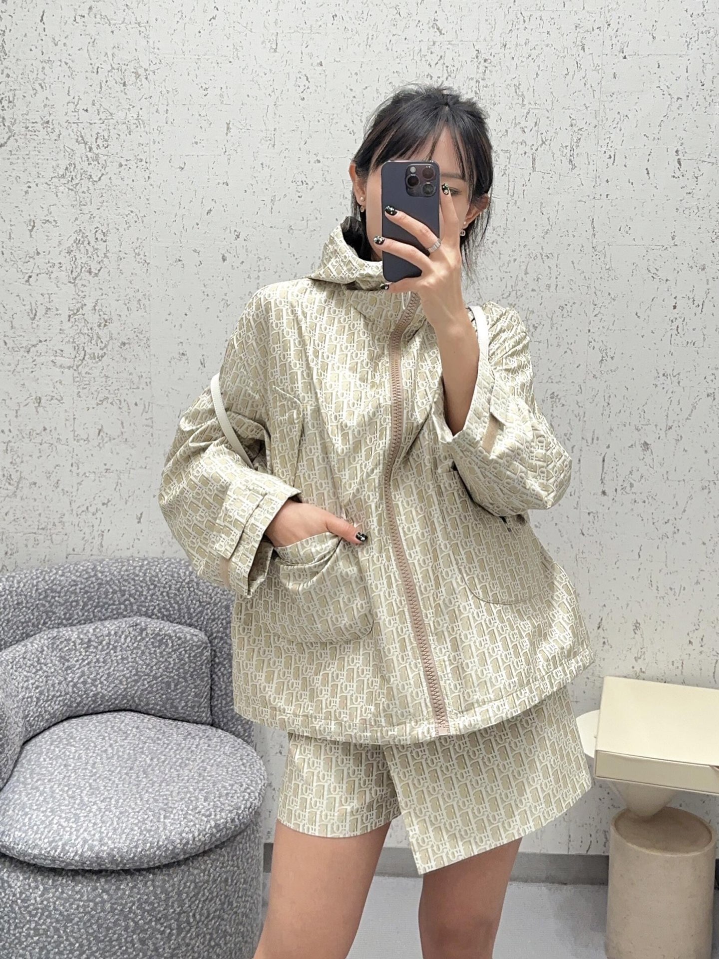 NO:311794,Batch Dio* 25Ss early spring new style jacquard trousers and skirts | Exclusive high-end production!  Customized YB imported jacquard charge material, crisp and stylish, full-print jacquard letter pattern decoration, highlighting the brand tone, one-piece skirt design on the front, paired with white webbing, silver buckle to adjust and tighten, add to the layering of the shape, surface auxiliary material development, high-waist skirt and pants tailoring, can be matched with the same series of jackets, complete sets of fashionable outfits, can also be purchased separately, S/M/L, dior, skirts, jackets & coats, alexander wang19860909批 Dio* 25Ss早春新款 提花冲锋裤裙丨独家高版出品！定制YB进口提花冲锋材质 挺括有型 满印提花字母图案装饰 彰显品牌调性 正面叠加一片式裙面设计 搭配白色织带银色卡扣调节收紧 增添造型层次感 面辅料开发 高腰裙裤剪裁 可搭配同系列外套 成套穿搭洋气时髦 也可分开购入 现货发售S/M/L,,dior,skirts,jackets & coats,alexander wang,Women's clothing