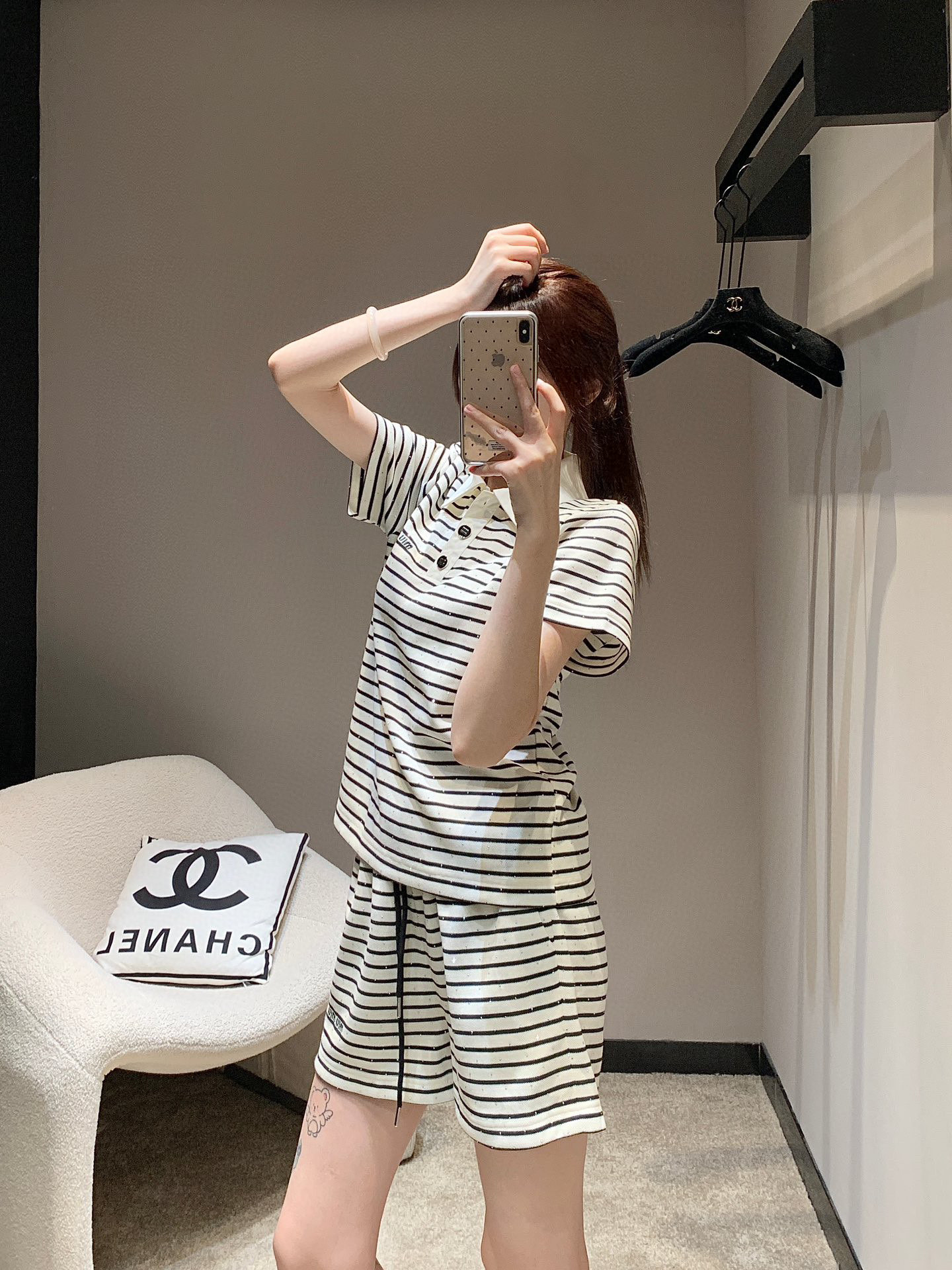 NO:307578,Batch Miumi*25Ss early spring new style, black and white striped iron diamond lapel short-sleeved polo top   drawstring shorts suit丨Exclusive high-end production!  The super age-reducing academy style suit is here!  !  Sweet girls quickly look at the color scheme, which is also very refreshing in summer!  A set of combinations is so beautiful!  The overall look is free and full of vitality, and it is absolutely brilliant in tailoring!  A set of just closed eyes, customized breathable fabric, Chong Chong Chong Spot S/M/L,,miumiu, shorts, T-shirt, alexander wang19860909批 Miumi*25Ss早春新款 黑白条纹烫钻翻领短袖polo上衣 抽绳短裤套装丨独家高版出品！超减龄学院风套装来了！！甜系女孩们赶紧看过来配色在夏日里也十分清爽！一套搭配简直太好看的了叭！整体look洒脱而充满活力简直绝绝子剪裁的工艺做的很绝！一套简直闭眼入 定制透气面料 冲冲冲 现货发售S/M/L,,miumiu,shorts,T-shirt,alexander wang,Women's clothing