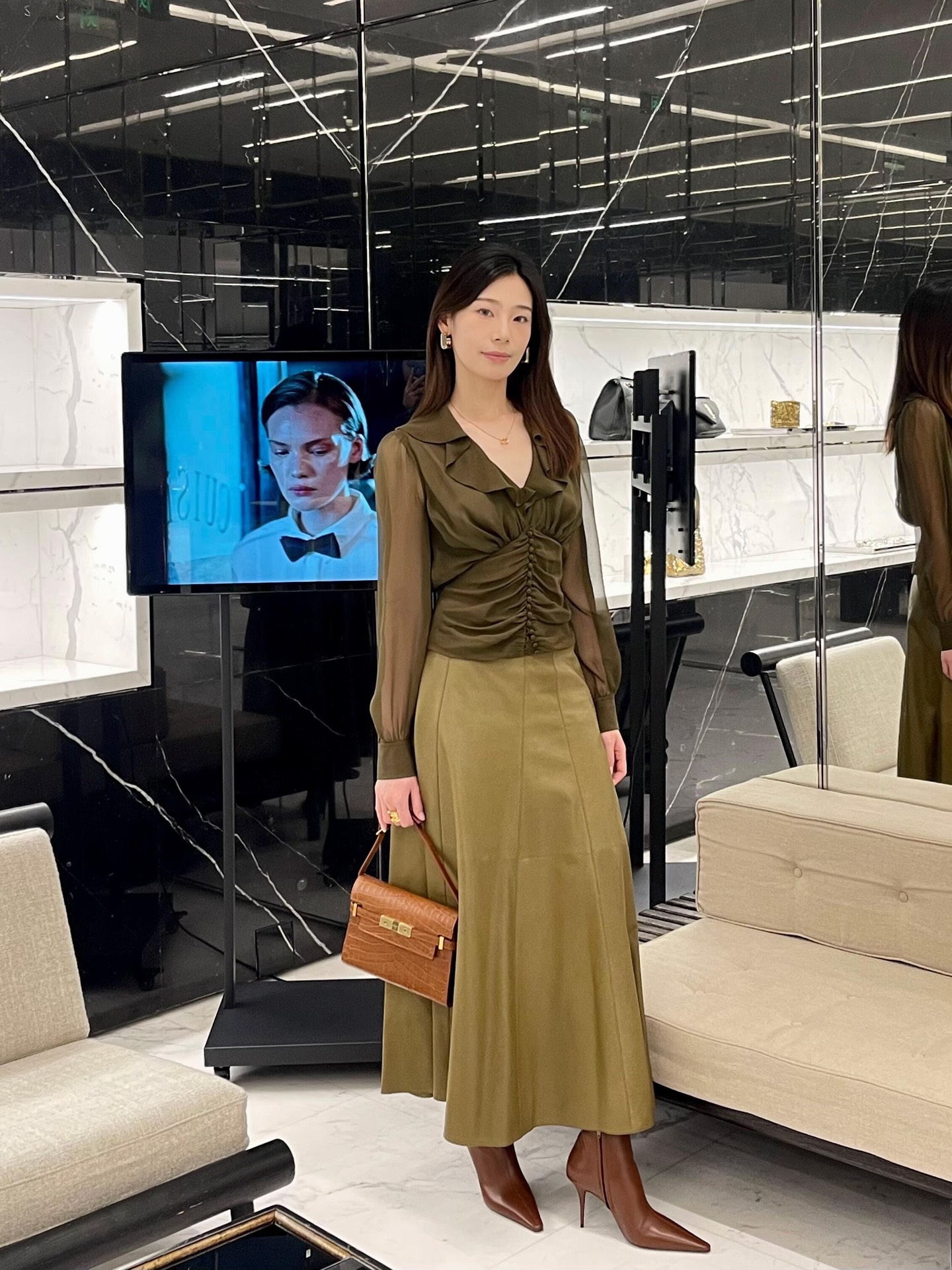 NO:307582,Saint lauren* 25Ss early spring new style Musk green French pleated shirt丨Exclusive high-end production!  It is equipped with ruffled V-neck and breasted waist-hugging design. French retro and elegant. I really love it. If you want a shirt in the closet that you can wear and have characteristics at all times, don’t miss it!  Babies, hurry up and sell S/M/L in spot stock, saint laurent,shirts,alexander wang19860909批Saint lauren* 25Ss早春新款 麝香绿法式褶裥衬衫丨独家高版出品！配有荷叶边V领和排扣收腰设计 法式复古优雅 真的超爱的一款,想要衣柜里有一件可以时时刻刻穿得出去又有特点的衬衣真的别错过！宝宝们赶紧砸单吧 现货发售S/M/L,,saint laurent,shirts,alexander wang,Women's clothing