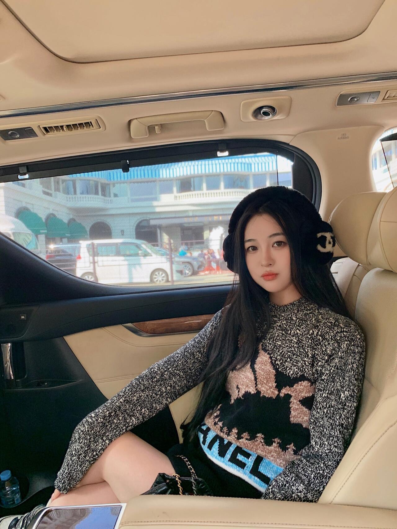 NO:311800,A new Chane* 24N autumn and winter ski series Snow Mountain Sweater | Exclusive yb development!  High-end production!  The hot model is a cashmere special spinning mixed woven. Almost all colors are cashmere, and the white dots are wool, so this model has cashmere texture, and it is comfortable to use a German imported wool hanging machine. All colors are ordered and dyed, so it takes a month from the original version to the development. The real good things are worth waiting for. How can those methods of finding alternative yarns for speed be compared with our attitude of pursuing perfection? Strongly recommended!  S/M/L, Chanel, sweaters, alexander wang19860909批 Chane* 24N 秋冬滑雪系列新款 雪山毛衣丨独家yb开发！高版出品！爆款 这款是羊绒特纺纱混合编织,所有彩色几乎都是羊绒,白色点点部分是羊毛,所以这款就是羊绒质感,贴身也舒服选用德国进口挂毛机机制作.所有颜色全部订染,所以从原版到开发用了一个月,真正的好东西是值得等待的,那些为了速度而找替代纱线的做法,怎么能跟咱们这追求完美的态度相比呢～强力推荐呀！现货发售S/M/L,,chanel,sweaters,alexander wang,Women's clothing