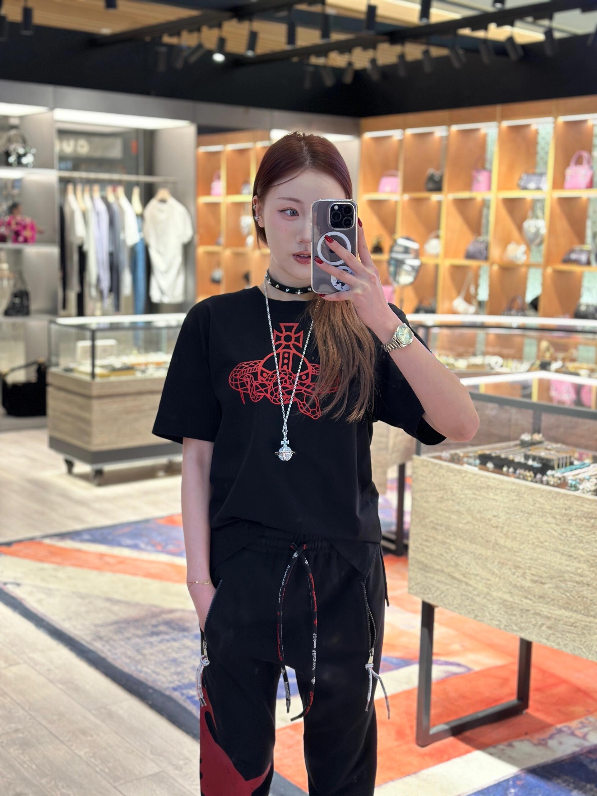 NO:308679,Batch Vivienne Westwood 25Ss Early Spring New Model Snake Year Limited Snake-shaped Surrounding Planet Print Short-sleeved T-shirt | Exclusive high-end production!  Recommended hot products: The atmosphere of the New Year is a hode, low-key, eye-catching and beautiful, with a high-end feel on the upper body, a must-have recommendation for fashionable music!  Customized heavyweight combed pure cotton fabric, the good fabric naturally creates a good drooping feeling, the upper body is wide and stylish, the texture is clear and the texture is full!  S/M/L, T-shirt,tees,t-shirt,alexander wang19860909批 Vivienne Westwood 25Ss早春新款 蛇年限定蛇形环绕星球印花短袖T恤丨独家高版出品！爆款推荐 新春氛围感一整个hode住,低调抢眼好看,上身自带高级感,时髦精必备推荐！定制重磅精梳纯棉面料,好面料自然打造好垂感,上身挺阔有型,纹理清晰,质感满满！现货发售S/M/L,,T-shirt,tees，t-shirt,alexander wang,Women's clothing