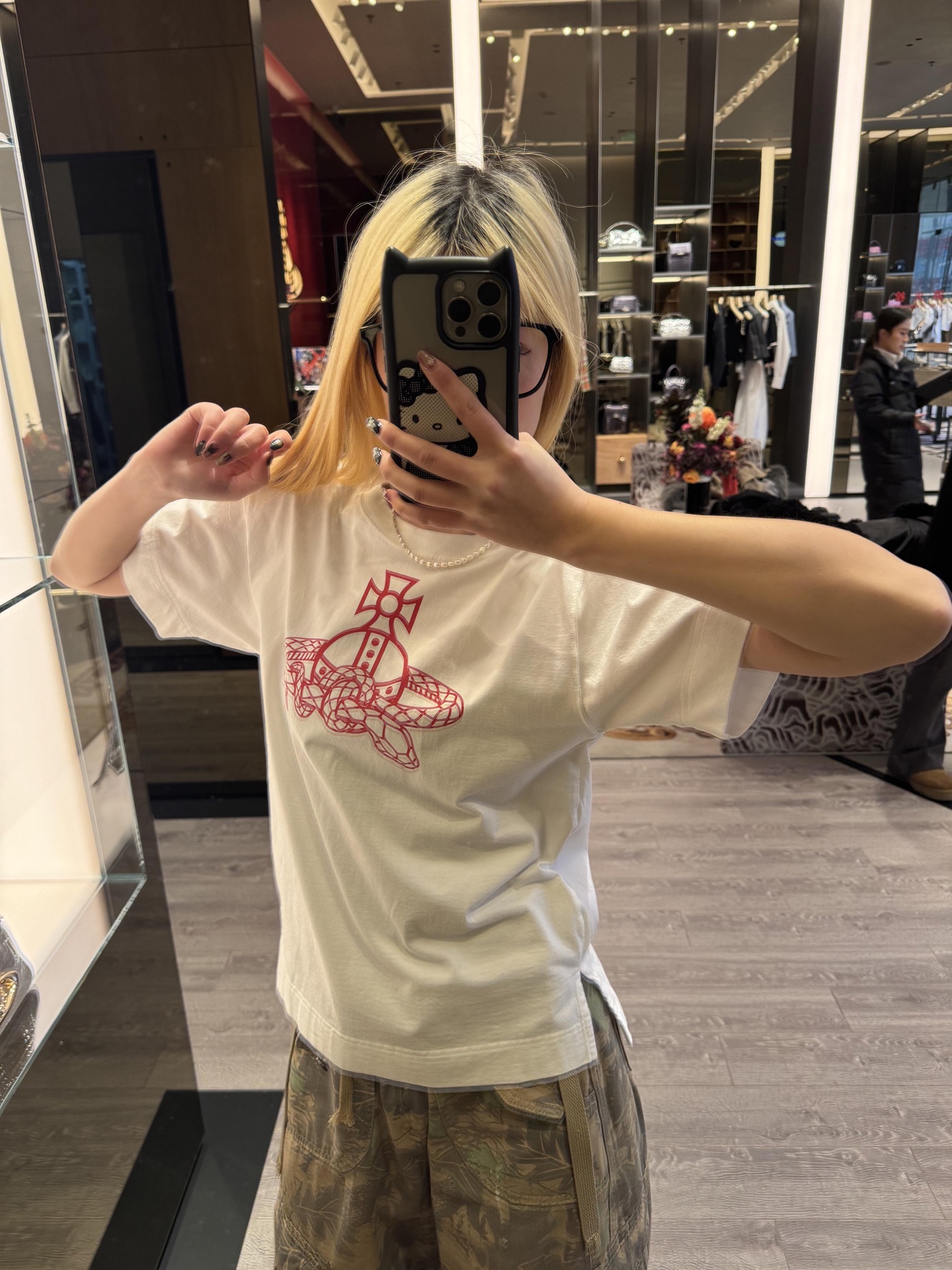 NO:308682,Vivienne Westwood 25Ss early spring new model, snake-year limited snake-shaped planet-surrounding printed short-sleeved T-shirt | Exclusive high-end production!  Recommended hot products: The atmosphere of the New Year is a hode, low-key, eye-catching and beautiful, with a high-end feel on the upper body, a must-have recommendation for fashionable music!  Customized heavyweight combed pure cotton fabric, the good fabric naturally creates a good drooping feeling, the upper body is wide and stylish, the texture is clear and the texture is full!  S/M/L, T-shirt,tees,t-shirt,alexander wang19860909批Vivienne Westwood 25Ss早春新款 蛇年限定蛇形环绕星球印花短袖T恤丨独家高版出品！爆款推荐 新春氛围感一整个hode住,低调抢眼好看,上身自带高级感,时髦精必备推荐！定制重磅精梳纯棉面料,好面料自然打造好垂感,上身挺阔有型,纹理清晰,质感满满！现货发售S/M/L,,T-shirt,tees，t-shirt,alexander wang,Women's clothing