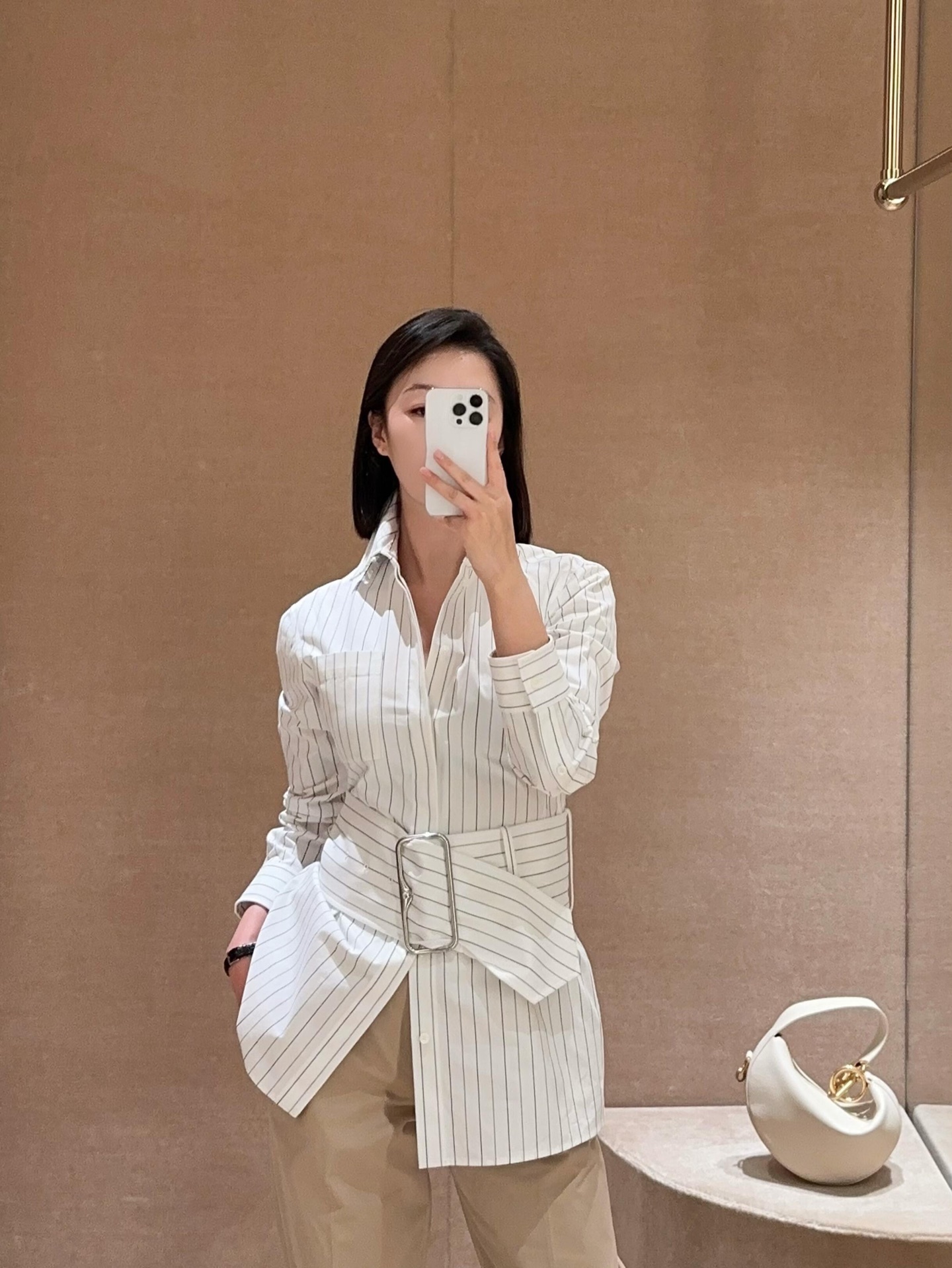 NO:308658,Batch Burb*rry 25Ss Early Spring New Style White Striped Wide Belt Tight Long Sleeve Shirt丨Exclusive High Edition Production!  Three-dimensional tailoring is casual and stylish and handsome!  The waistband is super slim, and the British neutral style is interpreted. The fabric is comfortable and stylish, and the workmanship is based on the details. S/M/L is available in stock, burberry, shirts, alexander wang19860909批 Burb*rry 25Ss早春新款 白色条纹宽腰带束腰长袖衬衫丨独家高版出品！立体剪裁休闲兼备版型时髦又帅气！腰封束腰超显瘦,英伦中性风穿搭演绎.面料舒适有型做工品质看细节.现货发售S/M/L,,burberry,shirts,alexander wang,Women's clothing