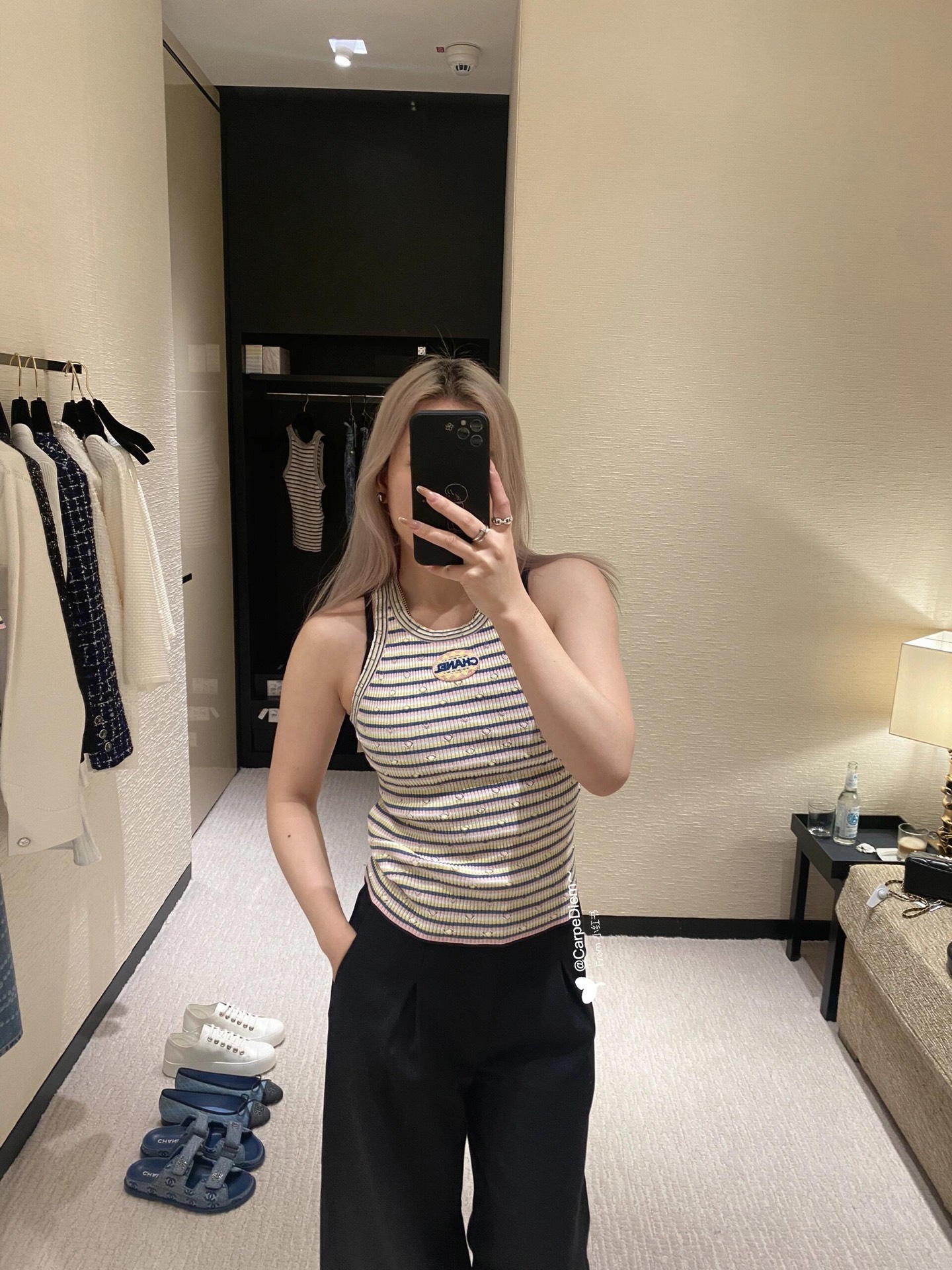 NO:308662,Crack Chane* 25P Early Spring New Model Micro-Seal Striped Knitted Vest丨Exclusive YB Development!  High-end production!  Soft and skin-friendly, comfortable and stylish, with obvious plush texture, more weight, sleeveless vest style, round neckline, appropriate skin exposure, beautify the proportion of head and shoulders, different directions of striped edges and large body, forming a sense of layering, three-color stripes all over the body, letters on the chest, embroidered crochet decoration, strong retro style, slim fit style highlights the figure, playful, age-reducing, whitening, S/M/L,,chanel,alexander wang19860909批 Chane* 25P早春新款 微章条纹针织背心丨独家yb开发！高版出品！柔软亲肤 舒适有型 有明显毛绒料质感更显份量 无袖背心版型 圆领领口恰当露肤 美化头肩比例更显瘦 条纹包边与大身走向相异 形成层次感 通体三色条纹交织胸前字母徽标刺绣钩花装饰 复古风格强烈 修身版型突显身材 俏皮减龄显白 现货发售S/M/L,,chanel,alexander wang,Women's clothing