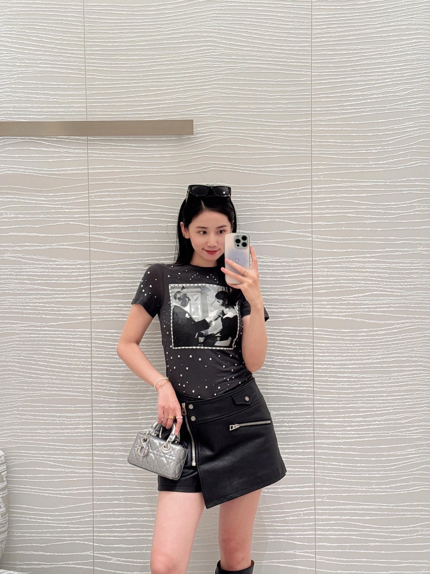 NO:308666,Dio* 25Ss early spring new style Liudian printed T-shirt | Exclusive yb development!  High-end production!  Monsieur Dior Patchwork pattern, highlighting the style of photos taken by Mr Dior during the 1955 Scotland launch show!  Temperament and leisure commuting are stylish!  The classic casual style is greatly reduced in weight!  Fashionable essentials. Imported custom-made cotton blended fabric has a great texture!  S/M/L, dior,tees, t-shirt,alexander wang19860909批Dio* 25Ss早春新款 柳钉印花T恤丨独家yb开发！高版出品！Monsieur Dior Patchwork 图案,彰显Dior 先生在 1955 年苏格兰发布秀期间拍摄的照片风格！气质休闲通勤有格调！经典休闲版型巨减瘦！时髦必备单品.进口定制混棉质面料质感超赞！现货发售S/M/L,,dior,tees，t-shirt,alexander wang,Women's clothing