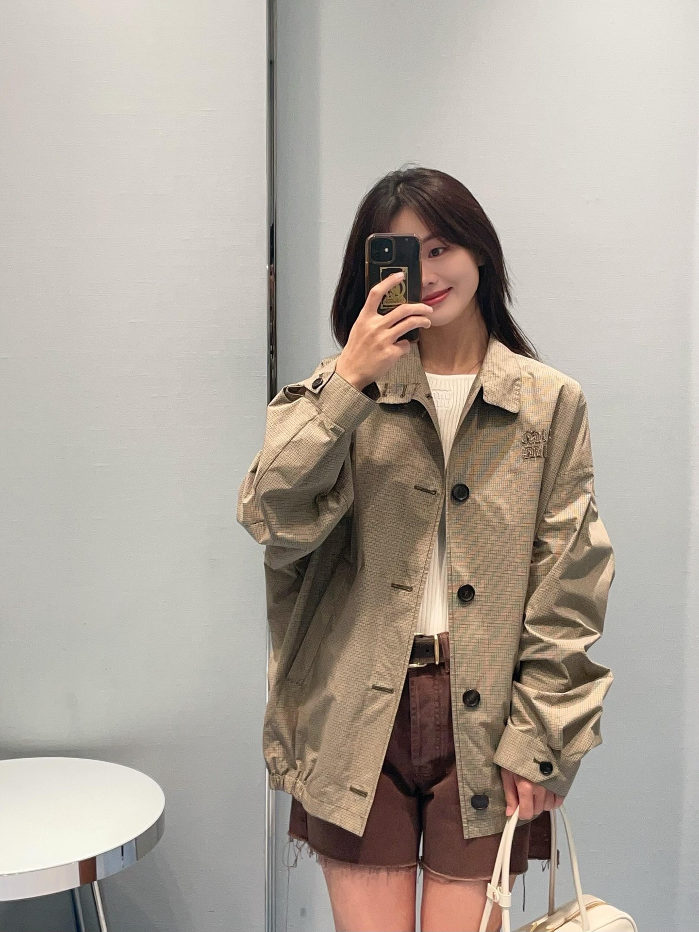 NO:309272,Miu*iu 25Ss early spring new style, letter plaid button stand-up collar jacket | Exclusive yb development!  High-end production!  Miuli Miuqi intellectual casual sports style neutral loose style, full of slack and lazy tone, sweet, salty, age-reducing, not picky for people, wearing thin four-season fabrics, casual and easy to wear, strong wearability, one piece can be beautiful to contract for the whole year, high-end color and white, the iconic breasted letter logo embroidery on the chest, full of texture, S/M/L,,miumiu, jackets & coats, jackets & coats, alexander wang19860909批Miu*iu 25Ss早春新款 字母格纹纽扣立领夹克外套丨独家yb开发！高版出品！miu里miu气知识分子休闲运动风 中性宽松版型 尽显松弛慵懒腔调可甜可盐减龄不挑人穿薄款四季面料 随性自在 可穿性贼强 一件就可美美的承包整年的时髦感 色系高级又能显白 胸前标志性毛边字母徽标贴布绣 质感满满 现货发售S/M/L,,miumiu,jackets & coats,jackets & coats,alexander wang,Women's clothing