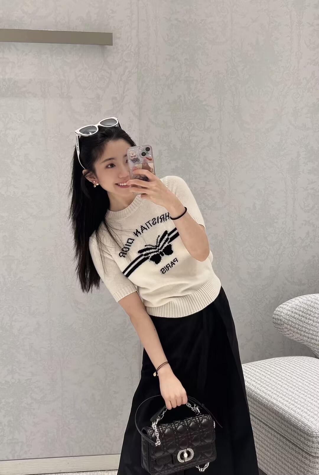 NO:309252,Batch Dio* 25Ss Spring and Summer New Style Contrast Color Butterfly Jacquard Knitted Short Sleeve Top | Exclusive YB Development!  High-end production!  A super age-reducing style that can be sweet and atmospheric. It is super versatile for daily commuting. Any item is available. The jacquard butterfly letter design is super beautiful. It is sweet, noble, romantic and exquisite. The short design shows the upper body that is very large. It is a rich girl with a good proportion. S/M/L, dior, T-shirt, alexander wang.19860909批 Dio* 25Ss春夏新款 撞色蝴蝶提花针织短袖上衣丨独家yb开发！高版出品！超级减龄的一款可甜美可大气的风格 日常通勤都超百搭任何一款单品 提花蝴蝶字母设计超好看 甜美贵气又浪漫精致 短款设计上身超显比例大妥妥的富家小千金 现货发售S/M/L,,dior,T-shirt,alexander wang,Women's clothing