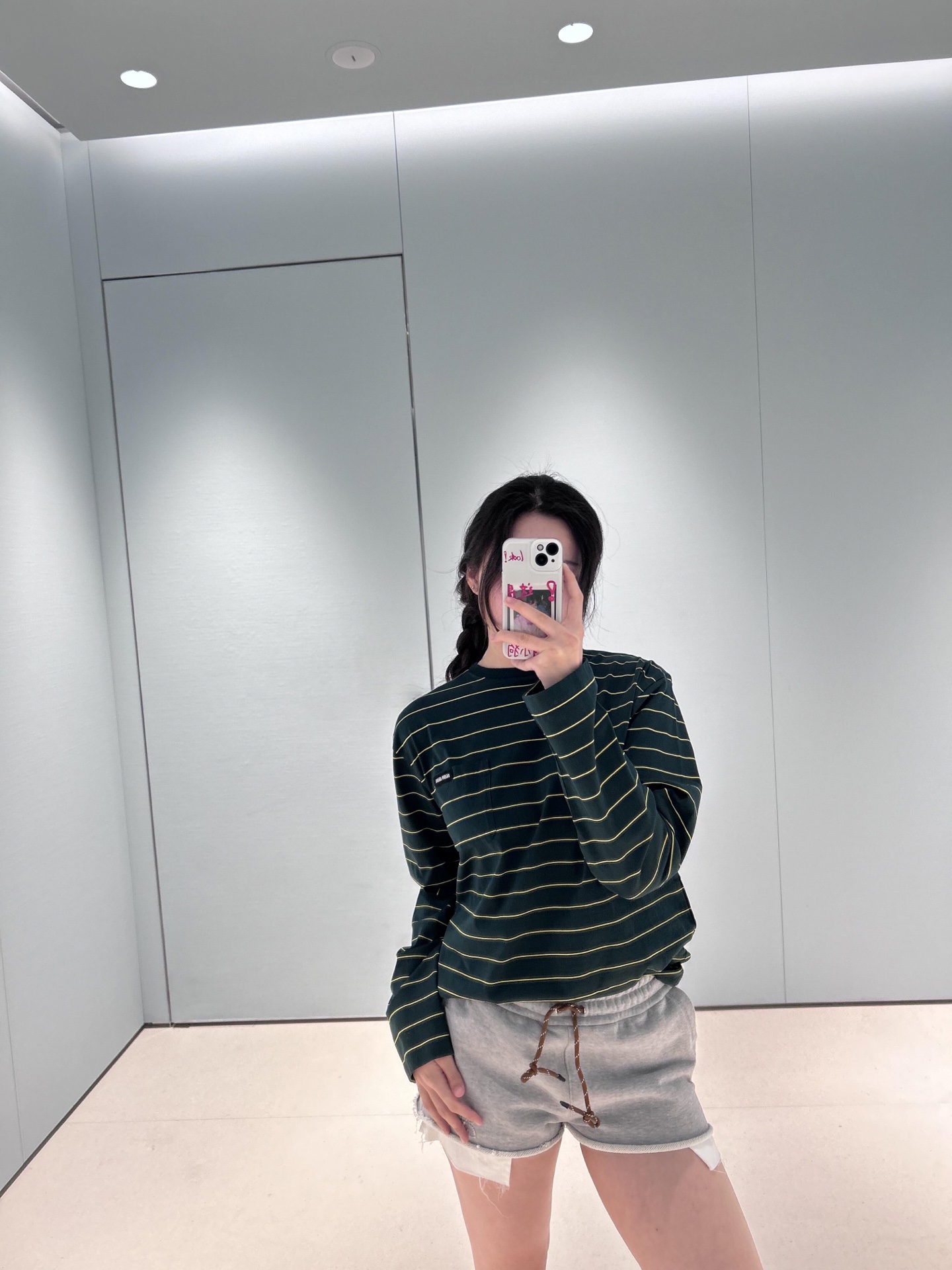 NO:309258,Batch Miu*iu 25Ss early spring new style logo letter striped long-sleeved T-shirt | Exclusive yb development!  High-end production!  The logo letter design on the chest adds a sense of design to the overall casual atmosphere. Full of fashionable feeling. The boyfriend-style silhouette style is unrestrained. It is versatile and not picky. It looks slim and has a very high practical wear rate. S/M/L is available in stock, miumiu,tees, t-shirt,alexander wang19860909批 Miu*iu 25Ss早春新款 徽标字母条纹长袖T恤丨独家yb开发！高版出品！胸前徽标字母设计 在整体的休闲氛围中增添设计感 时髦感十足 男友风廓形版型上身无束缚感 百搭不挑人超级显瘦 实穿率超高 现货发售S/M/L,,miumiu,tees，t-shirt,alexander wang,Women's clothing