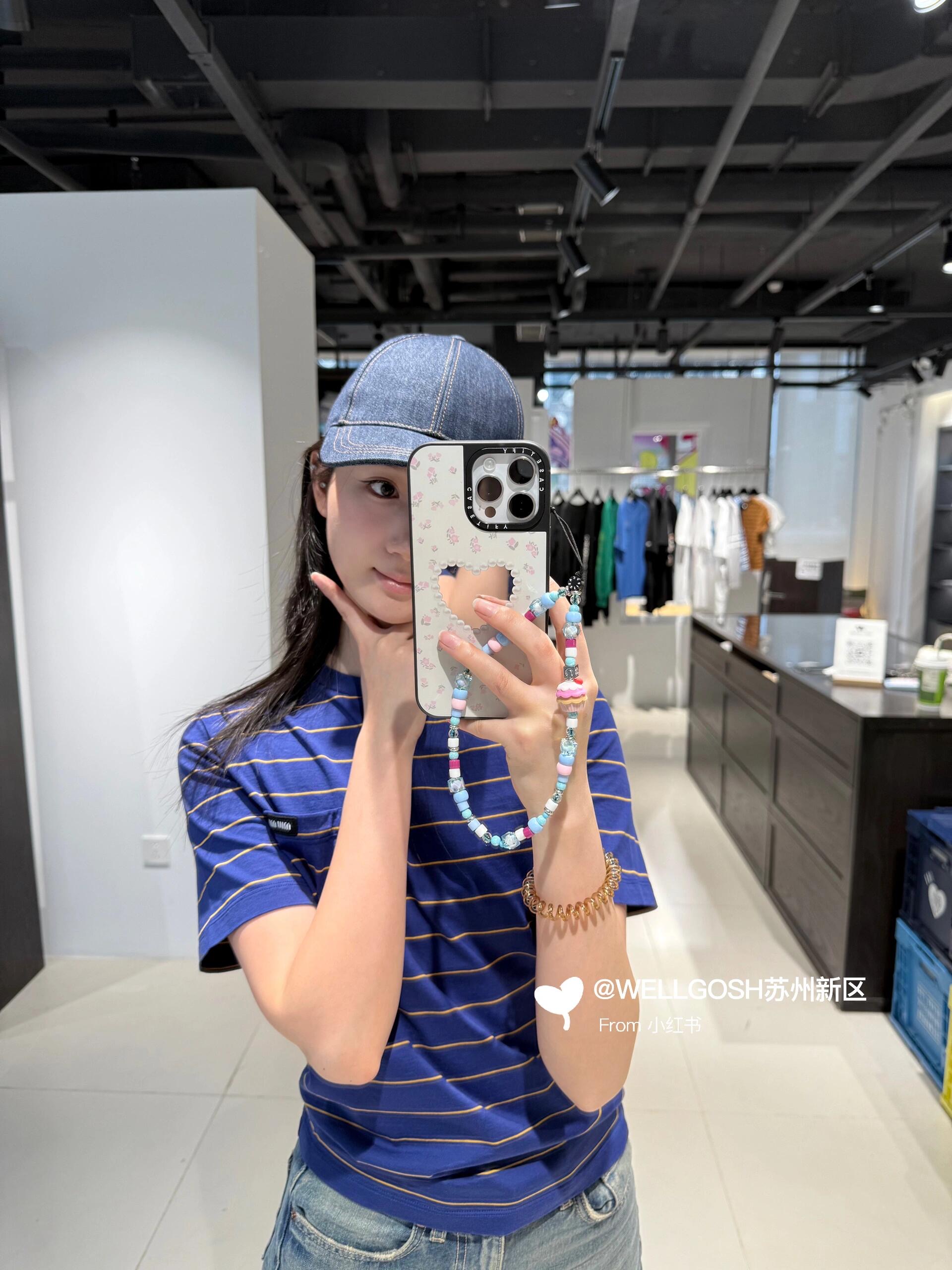 NO:325100,Batch Mium*u 25Ss early spring new model, micro-label blue striped round neck short-sleeved T-shirt | Exclusive yb development!  High-end production!  The striped contrasting colors are fashionable and stylish, slightly loose, absolutely versatile, and the inner wear is very good. The most popular item on the road is undoubtedly the one with the highest turnaround rate and inquiries. I want to have a distinctive short-sleeved sleeve in the closet that you can wear at all times. You know, don’t miss the customized fabric. It is breathable, comfortable and soft!  Both appearance and comfort!  You will definitely be awesome if you get it!  Close your eyes and rush!  S/M/L, miumiu, T-shirt,tees, t-shirt,alexander wang19860909批 Mium*u 25Ss早春新款 微标蓝色条纹圆领短袖T恤丨独家yb开发！高版出品！条纹撞色时髦有风格 微微宽松版型 绝对的百搭款 单穿内搭都很好看 路上回头率和询问度最高的单品无疑想要衣柜里有一件可以时时刻刻穿得出去的有特点的短袖知道别错过定制面料 透气舒服柔软！颜值与舒适兼具！你们拿到手一定会绝绝子！都给我闭眼冲！现货发售S/M/L,,miumiu,T-shirt,tees，t-shirt,alexander wang,Women's clothing